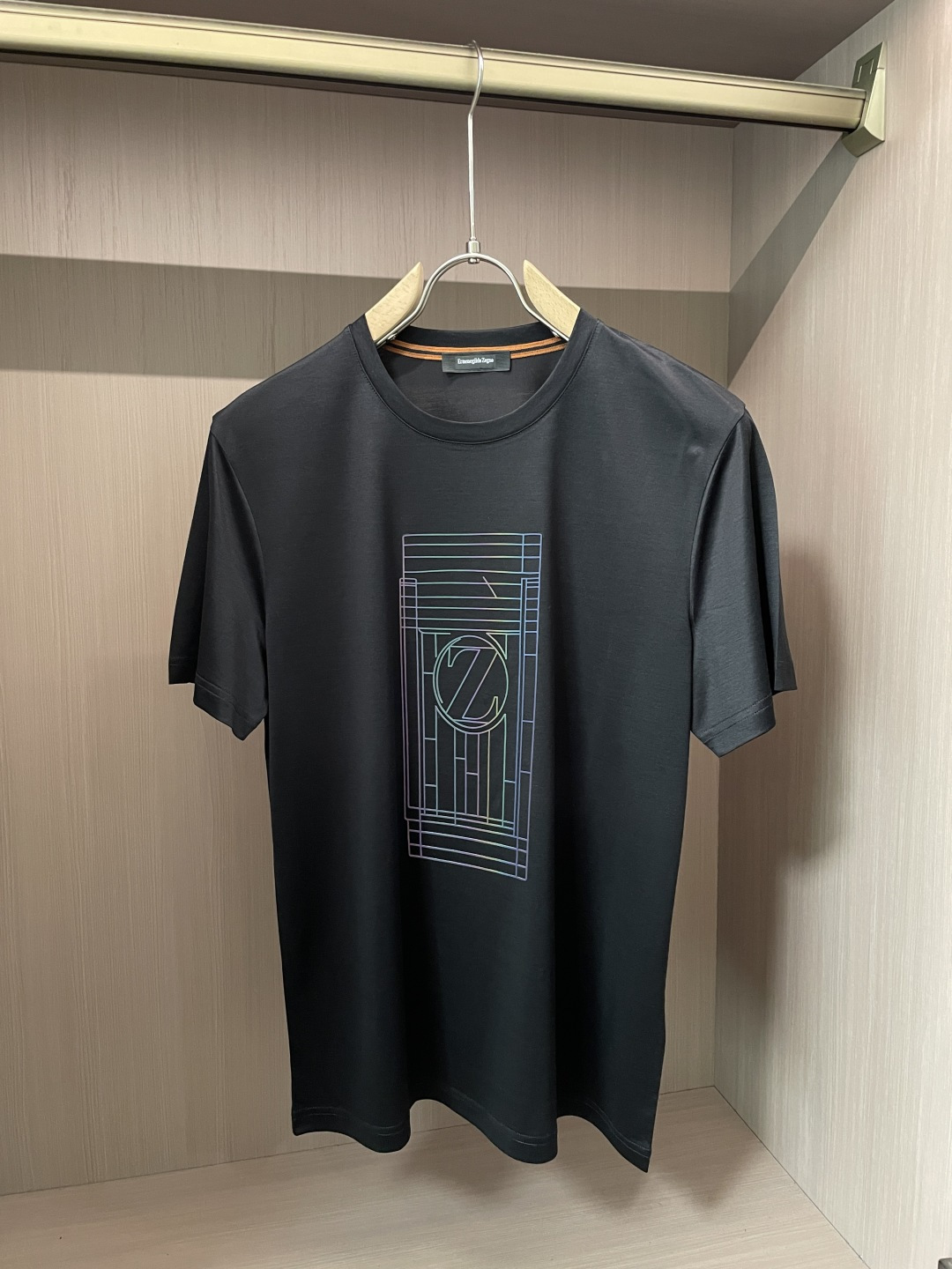 NO:443264,The new spring and summer products of Zenia have set the tone of fashion with low-key and steady tones. The clothes are classic and versatile, showing an eternal fashion attitude, and can be easily controlled whether it is a daily street or a formal occasion. The pattern on the front is a highlight. It adopts innovative craftsmanship to present a gorgeous colorful line frame, and the interior is surrounded by the iconic 'Z' logo. The colors flow in the light, with a very technological and futuristic sense. It is not only a symbol of brand identity, but also makes the whole piece of clothing full of pioneering fashion charm.  In terms of fabric, it continues Zenia's consistent pursuit of high quality, is soft in skin, has good breathability, is comfortable and comfortable to wear, and has a good drape, ensuring the style and texture when worn. The simple round neck design fits the neck lines, is generous and neat. This T-shirt perfectly combines Zenia's exquisite craftsmanship with innovative design concepts, and is an excellent choice for those who pursue personality and quality. Size M-XXXL, zegna,tees, t-shirt, alexander wang19860909杰尼亚 春夏新品 以低调沉稳的色调,奠定了时尚的基调.衣身经典百搭,彰显着永恒的时尚态度,无论是日常出街还是正式场合的休闲搭配,都能轻松驾驭. 正面的图案是一大亮点,采用创新工艺,呈现出绚丽的彩色线条框架,内部环绕着标志性的“Z”字logo.色彩在光线下流转,极具科技感与未来感,不仅是品牌身份的象征,更让整件衣物充满先锋时尚魅力. 面料上,延续杰尼亚一贯的高品质追求,亲肤柔软,透气性佳,穿着舒适自在,同时具备良好的垂坠感,保证了穿着时的版型与质感.简洁的圆领设计,贴合颈部线条,大方又利落.这款T恤将杰尼亚的精湛工艺与创新设计理念完美结合,是追求个性与品质人士的绝佳选择. 尺码 M-XXXL,,zegna,tees，t-shirt,alexander wang,Men's clothing