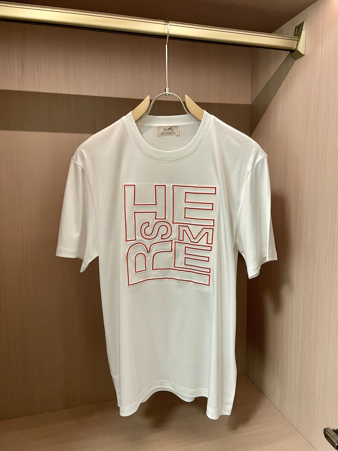 NO:443271,Aess Spring and Summer New Product Classic round neck design fits the neck lines and shows a neat and generous temperament. Whether worn alone or as an inner wear, it can easily adapt to various styles. The red brand letter pattern on the front of the T-shirt is the visual focus. The unique font design has smooth and three-dimensional lines, presented in bright red, eye-catching and recognizable, and low-key highlights Hermes' luxury brand identity. In the selection of fabrics, it continues Hermes' consistent high-quality standards, with soft and skin-friendly texture, excellent breathability, comfortable and comfortable to wear, and has a good texture and drape, ensuring the crispness and beauty of the style. This T-shirt perfectly combines Hermes' exquisite craftsmanship with fashion design concepts. It is an indispensable classic item in the wardrobe of fashion experts, showing luxurious style in simplicity.  Austrian imported Lanjing Tensacca, the feel is super good, the touch is softer and smoother than ordinary mercerized cotton, and it is more refreshing and comfortable to wear, and it will not fade and not deform after wearing for a long time. Size M-3XL (model 172 cm 148 catties and try on L size is suitable), hermes,tees, t-shirt,alexander wang19860909爱仕 春夏新品 经典圆领设计,贴合颈部线条,展现出利落大方的气质,无论是单穿还是作为内搭,都能轻松适配各种风格. T恤正面的红色品牌字母图案,是视觉焦点所在.独特的字体设计,线条流畅且富有立体感,以鲜明的红色呈现,醒目又极具辨识度,低调地彰显着爱马仕的奢华品牌身份. 在面料的选择上,延续了爱马仕一贯的高品质标准,质地柔软亲肤,透气性极佳,穿着舒适自在,同时具备良好的质感与垂坠感,保证了版型的挺括与美观.这款T恤将爱马仕的精湛工艺与时尚设计理念完美融合,是时尚达人们衣橱中不可或缺的经典单品,于简约中尽显奢华格调. 面料奥地利进口兰精天丝兰,手感超级赞,摸上去比一般丝光棉更加柔软顺滑,穿着更加冰爽舒适,且久穿久洗不褪色不变形.尺码M-3XL（模特172厘米148斤试穿L码合适）,,hermes,tees，t-shirt,alexander wang,Men's clothing