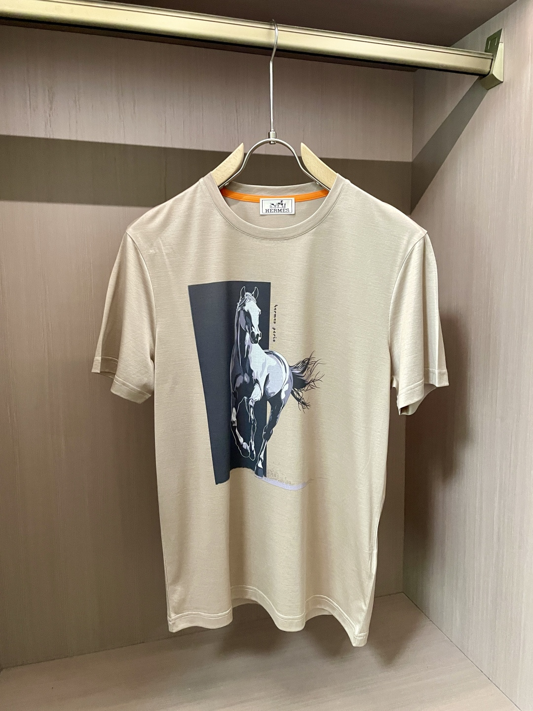 NO:443284,Aes new product. The classic round neck design is simple and elegant, fits the neck lines, and is comfortable and comfortable to wear, suitable for various casual occasions. The pattern on the front of the T-shirt is a horse, which outlines the galloping posture of the horse with simple and vivid lines, which is lifelike, showing vitality and dynamic. As the iconic element of the Hermes brand, the horse not only symbolizes the brand's exquisite craftsmanship and long history, but also gives this T-shirt a unique soul and charm. In terms of fabric, Hermes continues its consistent pursuit of high quality, with soft texture, good skin-friendly, good breathability, comfortable wearing, and has good elasticity and drape, ensuring the style of the clothes is crisp. This T-shirt perfectly combines Hermes' classic elements with fashionable design, and is an excellent item to show elegant taste and vitality attitude.  Austrian imported Lanjing Tensacca, the feel is super good, the touch is softer and smoother than ordinary mercerized cotton, and it is more refreshing and comfortable to wear, and it will not fade and not deform after wearing for a long time. Size M-3XL (model 172 cm 148 catties and try on L size is suitable), hermes,tees, t-shirt,alexander wang19860909爱仕 新品 经典圆领设计,简约大方,贴合颈部线条,穿着舒适自在,适配各种休闲场合. T恤正面的图案是一匹骏马,以简洁而生动的线条勾勒出骏马奔腾的姿态,栩栩如生,尽显活力与动感.骏马作为爱马仕品牌的标志性元素,不仅象征着品牌的精湛工艺与悠久历史,更赋予这件T恤独特的灵魂与魅力. 在面料上,爱马仕延续一贯的高品质追求,质地柔软亲肤,透气性佳,穿着体感舒适,同时具备良好的弹性与垂坠感,确保衣物的版型挺括.这款T恤将爱马仕的经典元素与时尚设计完美融合,是展现优雅品味与活力态度的绝佳单品. 面料奥地利进口兰精天丝兰,手感超级赞,摸上去比一般丝光棉更加柔软顺滑,穿着更加冰爽舒适,且久穿久洗不褪色不变形.尺码M-3XL（模特172厘米148斤试穿L码合适）,,hermes,tees，t-shirt,alexander wang,Men's clothing