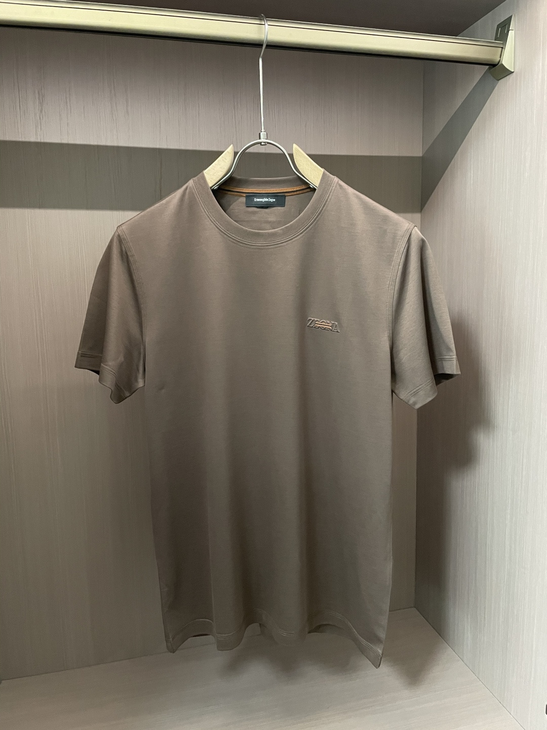 NO:159566,Jenia 25 Spring and Summer New Products This product uses a fine blend of (modal) and (long velvet cotton) double-quality fine material, which combines various characteristics of modal and is the first choice for close-fitting fabrics. It combines light, soft and thin silk soft fibers to effectively adjust the wet temperature balance on the skin surface and make it comfortable to wear. The plain weaving weave makes the tool more breathable and heat-exciting in summer. Moreover, this fabric is very textured and the upper body is very classy!  Round neck business model, with a fashionable classic rib collar design, making the collar ring difficult to deform after wearing for a long time. It can be worn alone in summer and inside in spring, showing the style of business and leisure. The exquisite three-dimensional concave and concave logo and inner neckline design are more luxurious and atmospheric, and more casual. It is essential items for attending various formal occasions, business events and banquets, and business office spaces. Size 48-58,,zegna,alexander wang19860909杰尼亚 25春夏新品 本品采用（莫代尔）与（长绒棉）双优材质精密混纺平纹织法结合而成面料,产品具有莫代尔各种特性,是贴身面料的首选,集合轻、柔、细为一体的丝柔纤维,有效的调节皮肤表面的湿温度平衡,穿着舒适,平纹织法使具在夏季更透气排热,而且此面料非常有质感 上身很显档次！ 圆领商务款,加入时尚精典罗纹领设计,使其领圈久穿不易变形,商务休闲,既可夏季单穿又可春季内搭,尽显商务休闲风范,前胸精致至极的立体凹凸logo与内领口设计更奢华大气,更休闲,出席各种正式场合、商务活动宴请、商务办公场所必备单品. 尺码48-58,,zegna,alexander wang,Men's clothing