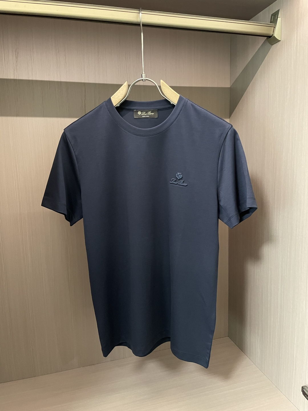 NO:159568,New products for L Spring and Summer This product uses a fine blend of (modal) and (long velvet cotton) double-quality fine material to form a fabric. The product has various characteristics of modal and is the first choice for close-fitting fabrics. It combines light, soft and thin silk soft fibers to effectively adjust the wet temperature balance on the skin surface and make it comfortable to wear. The plain weaving weave makes the tool more breathable and heat-exciting in summer. Moreover, this fabric is very textured and the upper body is very classy!  Round neck business model, with a fashionable classic rib collar design, making the collar ring difficult to deform after wearing for a long time. It can be worn alone in summer and inside in spring, showing the style of business and leisure. The exquisite three-dimensional concave and concave logo and inner neckline design are more luxurious and atmospheric, and more casual. It is essential items for attending various formal occasions, business events and banquets, and business office spaces. Size 48-58,,alexander wang19860909L春夏新品 本品采用（莫代尔）与（长绒棉）双优材质精密混纺平纹织法结合而成面料,产品具有莫代尔各种特性,是贴身面料的首选,集合轻、柔、细为一体的丝柔纤维,有效的调节皮肤表面的湿温度平衡,穿着舒适,平纹织法使具在夏季更透气排热,而且此面料非常有质感 上身很显档次！ 圆领商务款,加入时尚精典罗纹领设计,使其领圈久穿不易变形,商务休闲,既可夏季单穿又可春季内搭,尽显商务休闲风范,前胸精致至极的立体凹凸logo与内领口设计更奢华大气,更休闲,出席各种正式场合、商务活动宴请、商务办公场所必备单品. 尺码48-58,,alexander wang,Men's clothing