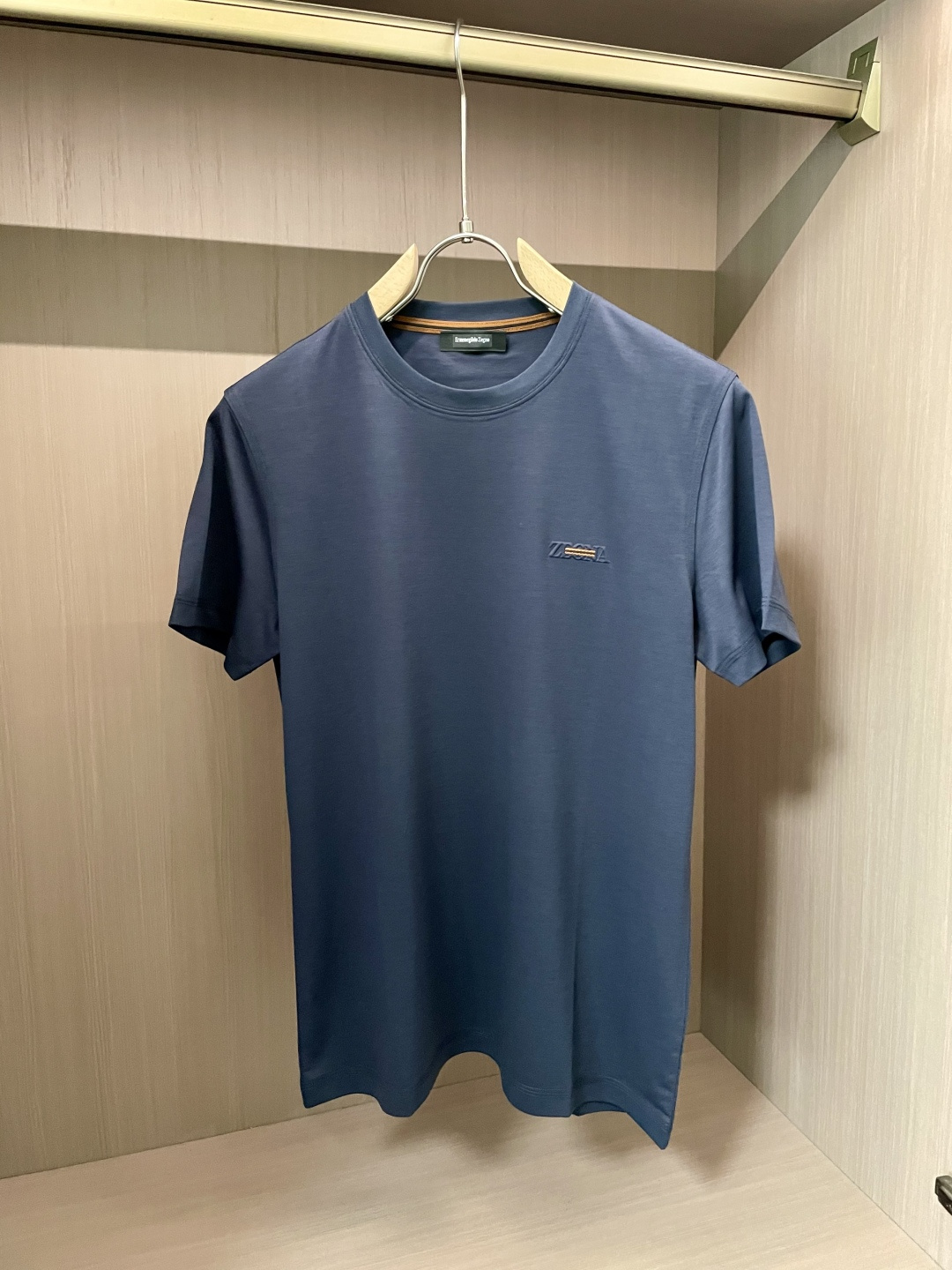 NO:159570,Jenia 25 Spring and Summer New Products This product uses a fine blend of (modal) and (long velvet cotton) double-quality fine material, which combines various characteristics of modal and is the first choice for close-fitting fabrics. It combines light, soft and thin silk soft fibers to effectively adjust the wet temperature balance on the skin surface and make it comfortable to wear. The plain weaving weave makes the tool more breathable and heat-exciting in summer. Moreover, this fabric is very textured and the upper body is very classy!  Round neck business model, with a fashionable classic rib collar design, making the collar ring difficult to deform after wearing for a long time. It can be worn alone in summer and inside in spring, showing the style of business and leisure. The exquisite three-dimensional concave and concave logo and inner neckline design are more luxurious and atmospheric, and more casual. It is essential items for attending various formal occasions, business events and banquets, and business office spaces. Size 48-58,,zegna,alexander wang19860909杰尼亚 25春夏新品 本品采用（莫代尔）与（长绒棉）双优材质精密混纺平纹织法结合而成面料,产品具有莫代尔各种特性,是贴身面料的首选,集合轻、柔、细为一体的丝柔纤维,有效的调节皮肤表面的湿温度平衡,穿着舒适,平纹织法使具在夏季更透气排热,而且此面料非常有质感 上身很显档次！ 圆领商务款,加入时尚精典罗纹领设计,使其领圈久穿不易变形,商务休闲,既可夏季单穿又可春季内搭,尽显商务休闲风范,前胸精致至极的立体凹凸logo与内领口设计更奢华大气,更休闲,出席各种正式场合、商务活动宴请、商务办公场所必备单品. 尺码48-58,,zegna,alexander wang,Men's clothing