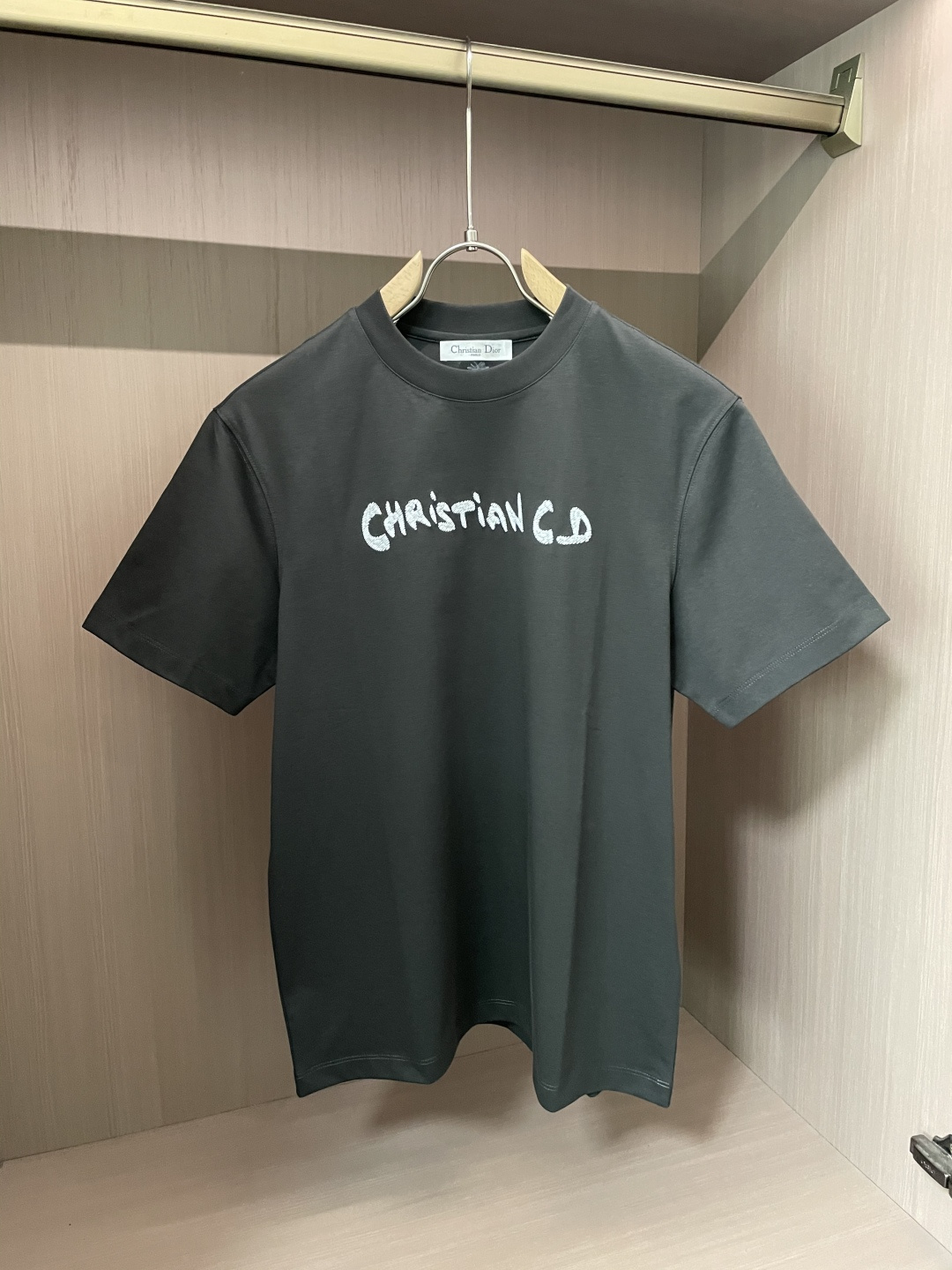NO:159572,Dior 2025 Spring and Summer latest men's round neck T-shirt, simple and versatile basic style, not picky to people and never out of date, the matching index is very high, single or base wear is a good choice, and can easily lead the latest fashion trends, a must-have for high-end handsome men!  Imported customer-supplied fabric double-stranded combed horse cotton, with delicate and soft texture, elasticity, comfortable and breathable, and will not fade or deform after wearing for a long time. Size 48-58,,dior,tees,t-shirt,alexander wang19860909Dior 2025春夏最新男士圆领T恤衫,简约百搭的基础款型,不挑人穿,永不过时,搭配指数非常高,单穿或者打底穿都是不错的选择,都能轻松引领最新时尚潮流,高端型男必备尚品！进口客供面料双股精梳匹马棉,质感细腻柔软,有弹性,穿着舒适透气凉爽,且久穿久洗不褪色不变形.尺码48-58,,dior,tees，t-shirt,alexander wang,Men's clothing