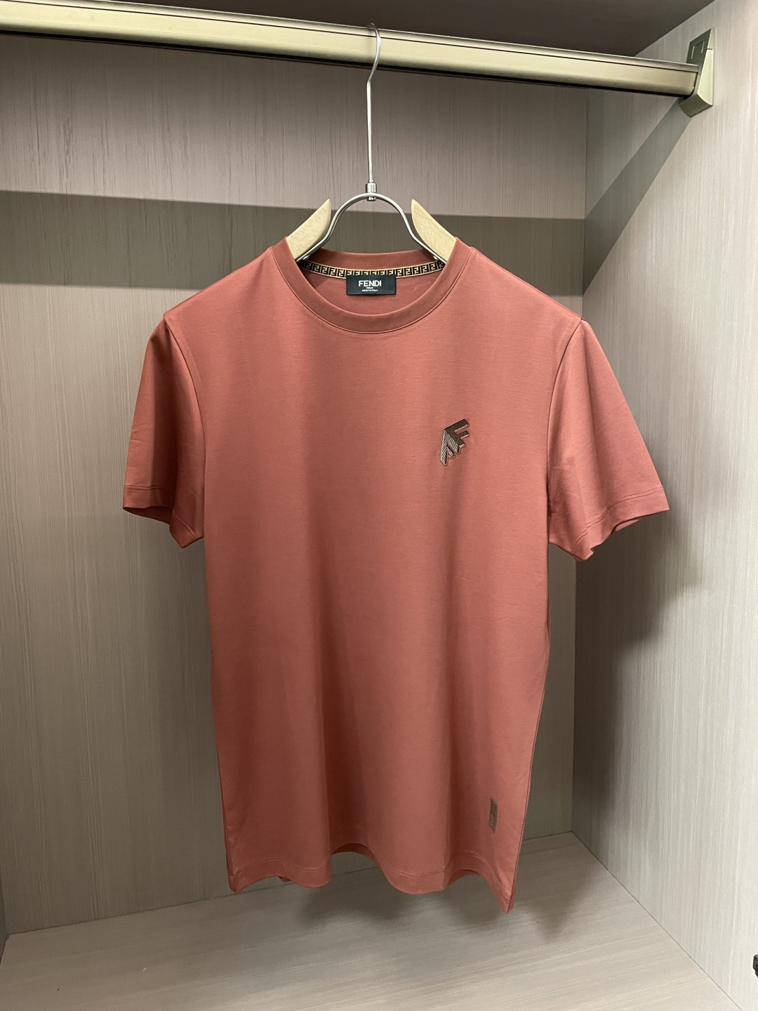 NO:159575,FD 25 Spring and Summer New Product This product uses a fine blend of (modal) and (long velvet cotton) double-quality fine material, which combines various characteristics of modal and is the first choice for close-fitting fabrics. It combines light, soft and thin silk soft fibers to effectively adjust the wet temperature balance on the skin surface and is comfortable to wear. The plain weaving weave makes the tool more breathable and heat-exciting in summer. Moreover, this fabric is very textured and the upper body is very classy!  Round neck business model, with a fashionable classic rib collar design, making the collar ring difficult to deform after wearing for a long time. It can be worn alone in summer and inside in spring, showing the style of business and leisure. The exquisite three-dimensional concave and concave logo and inner neckline design are more luxurious and atmospheric, and more casual. It is essential items for attending various formal occasions, business events and banquets, and business office spaces. Size 48-58,,alexander wang19860909FD 25春夏新品 本品采用（莫代尔）与（长绒棉）双优材质精密混纺平纹织法结合而成面料,产品具有莫代尔各种特性,是贴身面料的首选,集合轻、柔、细为一体的丝柔纤维,有效的调节皮肤表面的湿温度平衡,穿着舒适,平纹织法使具在夏季更透气排热,而且此面料非常有质感 上身很显档次！ 圆领商务款,加入时尚精典罗纹领设计,使其领圈久穿不易变形,商务休闲,既可夏季单穿又可春季内搭,尽显商务休闲风范,前胸精致至极的立体凹凸logo与内领口设计更奢华大气,更休闲,出席各种正式场合、商务活动宴请、商务办公场所必备单品. 尺码48-58,,alexander wang,Men's clothing