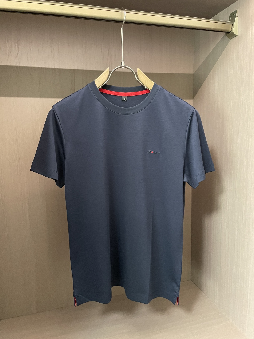 NO:159578,Kiton 25 Spring and Summer New Product This product uses a fine blend of (modal) and (long velvet cotton) double-quality fine material, which combines various characteristics of modal and is the first choice for close-fitting fabrics. It combines light, soft and thin silk soft fibers to effectively adjust the wet temperature balance on the skin surface and make it comfortable to wear. The plain weaving weave makes the tool more breathable and heat-exciting in summer. Moreover, this fabric is very textured and the upper body is very classy!  Round neck business model, with a fashionable classic rib collar design, making the collar ring difficult to deform after wearing for a long time. It can be worn alone in summer and inside in spring, showing the style of business and leisure. The exquisite three-dimensional concave and concave logo and inner neckline design are more luxurious and atmospheric, and more casual. It is essential items for attending various formal occasions, business events and banquets, and business office spaces. Size 48-58,,alexander wang19860909Kiton 25春夏新品 本品采用（莫代尔）与（长绒棉）双优材质精密混纺平纹织法结合而成面料,产品具有莫代尔各种特性,是贴身面料的首选,集合轻、柔、细为一体的丝柔纤维,有效的调节皮肤表面的湿温度平衡,穿着舒适,平纹织法使具在夏季更透气排热,而且此面料非常有质感 上身很显档次！ 圆领商务款,加入时尚精典罗纹领设计,使其领圈久穿不易变形,商务休闲,既可夏季单穿又可春季内搭,尽显商务休闲风范,前胸精致至极的立体凹凸logo与内领口设计更奢华大气,更休闲,出席各种正式场合、商务活动宴请、商务办公场所必备单品. 尺码48-58,,alexander wang,Men's clothing