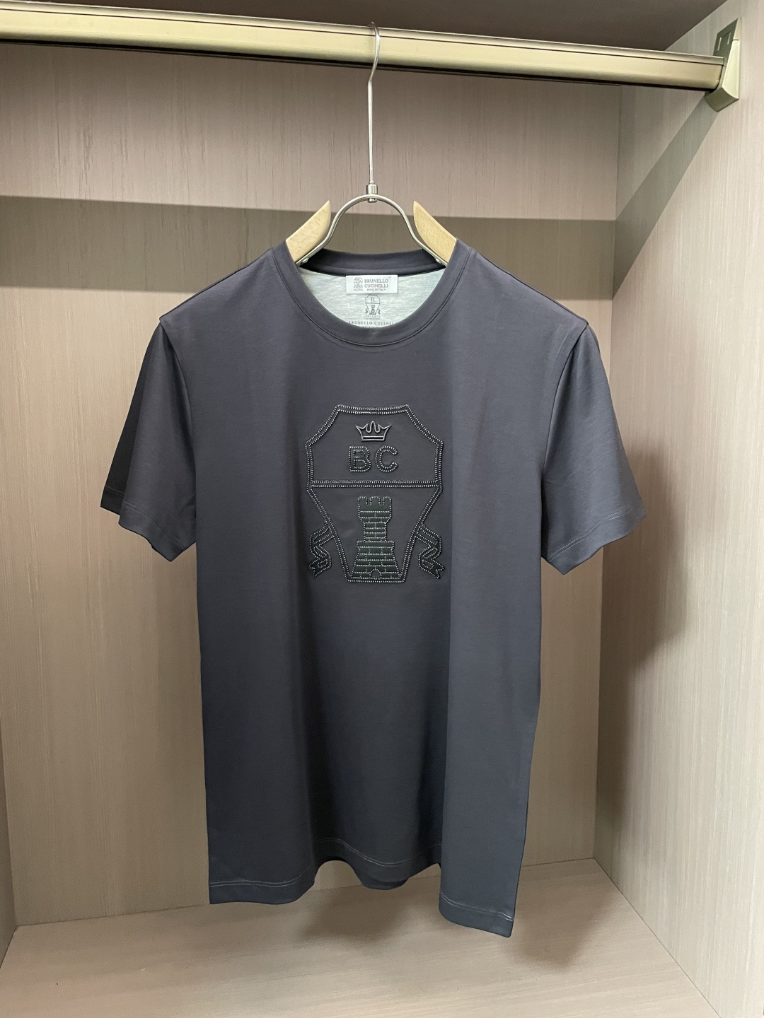 NO:159581,BC 25 Spring and Summer New Product This product uses a fine blend of (modal) and (long velvet cotton) double-quality fine material, which combines various characteristics of modal and is the first choice for close-fitting fabrics. It combines light, soft and thin silk soft fibers to effectively adjust the wet temperature balance on the skin surface and make it comfortable to wear. The plain weaving weave makes the tool more breathable and heat-exciting in summer. Moreover, this fabric is very textured and the upper body is very classy!  Round neck business model, with a fashionable classic rib collar design, making the collar ring difficult to deform after wearing for a long time. It can be worn alone in summer and inside in spring, showing the style of business and leisure. The exquisite three-dimensional concave and concave logo and inner neckline design are more luxurious and atmospheric, and more casual. It is essential items for attending various formal occasions, business events and banquets, and business office spaces. Size 48-58,,alexander wang19860909BC 25春夏新品 本品采用（莫代尔）与（长绒棉）双优材质精密混纺平纹织法结合而成面料,产品具有莫代尔各种特性,是贴身面料的首选,集合轻、柔、细为一体的丝柔纤维,有效的调节皮肤表面的湿温度平衡,穿着舒适,平纹织法使具在夏季更透气排热,而且此面料非常有质感 上身很显档次！ 圆领商务款,加入时尚精典罗纹领设计,使其领圈久穿不易变形,商务休闲,既可夏季单穿又可春季内搭,尽显商务休闲风范,前胸精致至极的立体凹凸logo与内领口设计更奢华大气,更休闲,出席各种正式场合、商务活动宴请、商务办公场所必备单品. 尺码48-58,,alexander wang,Men's clothing