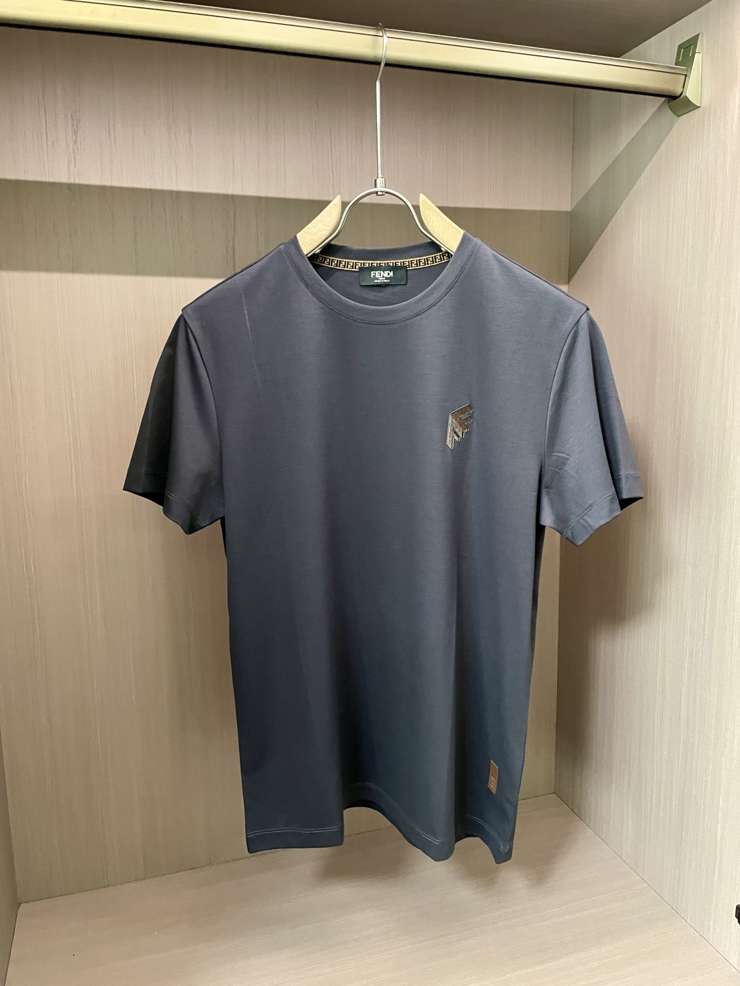 NO:159584,FD 25 Spring and Summer New Product This product uses a fine blend of (modal) and (long velvet cotton) double-quality fine material, which combines various characteristics of modal and is the first choice for close-fitting fabrics. It combines light, soft and thin silk soft fibers to effectively adjust the wet temperature balance on the skin surface and is comfortable to wear. The plain weaving weave makes the tool more breathable and heat-exciting in summer. Moreover, this fabric is very textured and the upper body is very classy!  Round neck business model, with a fashionable classic rib collar design, making the collar ring difficult to deform after wearing for a long time. It can be worn alone in summer and inside in spring, showing the style of business and leisure. The exquisite three-dimensional concave and concave logo and inner neckline design are more luxurious and atmospheric, and more casual. It is essential items for attending various formal occasions, business events and banquets, and business office spaces. Size 48-58,,alexander wang19860909FD 25春夏新品 本品采用（莫代尔）与（长绒棉）双优材质精密混纺平纹织法结合而成面料,产品具有莫代尔各种特性,是贴身面料的首选,集合轻、柔、细为一体的丝柔纤维,有效的调节皮肤表面的湿温度平衡,穿着舒适,平纹织法使具在夏季更透气排热,而且此面料非常有质感 上身很显档次！ 圆领商务款,加入时尚精典罗纹领设计,使其领圈久穿不易变形,商务休闲,既可夏季单穿又可春季内搭,尽显商务休闲风范,前胸精致至极的立体凹凸logo与内领口设计更奢华大气,更休闲,出席各种正式场合、商务活动宴请、商务办公场所必备单品. 尺码48-58,,alexander wang,Men's clothing