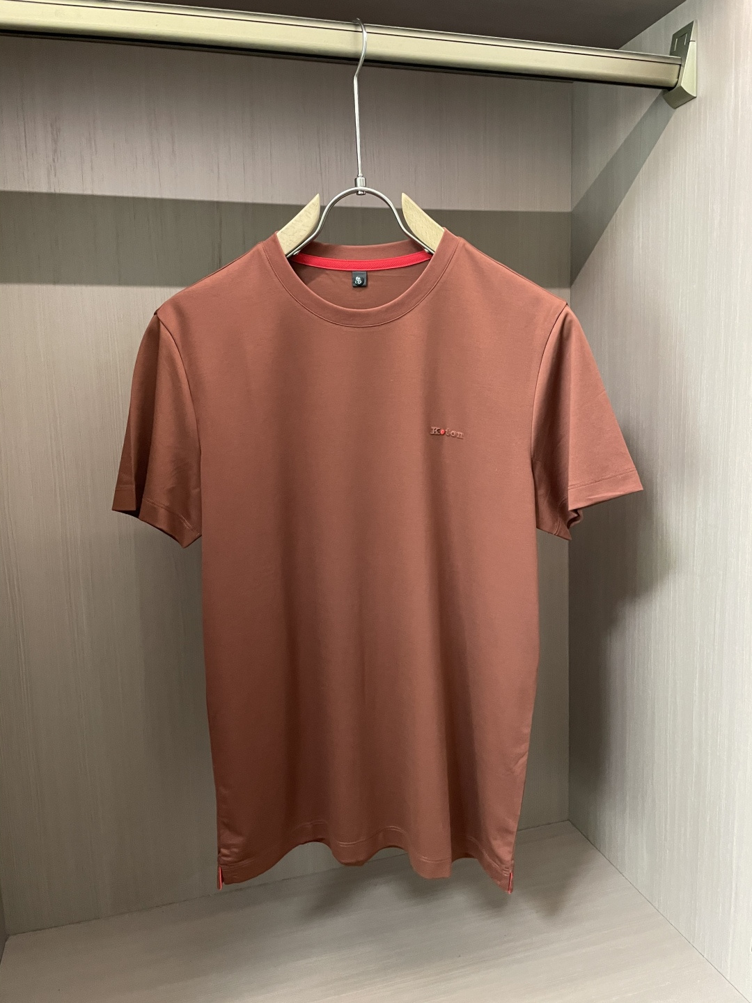 NO:159586,Kiton 25 Spring and Summer New Product This product uses a fine blend of (modal) and (long velvet cotton) double-quality fine material, which combines various characteristics of modal and is the first choice for close-fitting fabrics. It combines light, soft and thin silk soft fibers to effectively adjust the wet temperature balance on the skin surface and make it comfortable to wear. The plain weaving weave makes the tool more breathable and heat-exciting in summer. Moreover, this fabric is very textured and the upper body is very classy!  Round neck business model, with a fashionable classic rib collar design, making the collar ring difficult to deform after wearing for a long time. It can be worn alone in summer and inside in spring, showing the style of business and leisure. The exquisite three-dimensional concave and concave logo and inner neckline design are more luxurious and atmospheric, and more casual. It is essential items for attending various formal occasions, business events and banquets, and business office spaces. Size 48-58,,alexander wang19860909Kiton 25春夏新品 本品采用（莫代尔）与（长绒棉）双优材质精密混纺平纹织法结合而成面料,产品具有莫代尔各种特性,是贴身面料的首选,集合轻、柔、细为一体的丝柔纤维,有效的调节皮肤表面的湿温度平衡,穿着舒适,平纹织法使具在夏季更透气排热,而且此面料非常有质感 上身很显档次！ 圆领商务款,加入时尚精典罗纹领设计,使其领圈久穿不易变形,商务休闲,既可夏季单穿又可春季内搭,尽显商务休闲风范,前胸精致至极的立体凹凸logo与内领口设计更奢华大气,更休闲,出席各种正式场合、商务活动宴请、商务办公场所必备单品. 尺码48-58,,alexander wang,Men's clothing