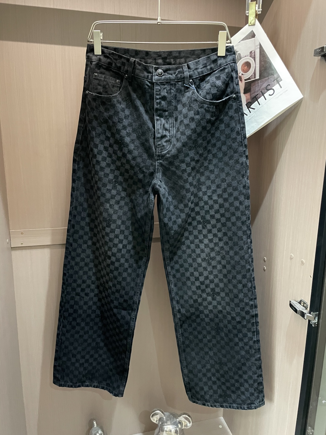 NO:159588,LV 2025 new product is famous for its exquisite craftsmanship and classic Monogram patterns. This trousers are made of denim material and are covered with classic checkerboard patterns. They are one of the most recognizable design elements of LV. The classic five-bag style is paired with metal buttons, which is both practical and retro. The loose straight-tube style modifies the leg lines, which is fashionable and versatile. Size 30 32 34 36,,louis vuitton,alexander wang19860909LV 2025新品 以精湛工艺和经典Monogram图案闻名.此款长裤采用牛仔材质,布满经典的棋盘格图案,是LV极具辨识度的设计元素之一 .经典五袋款型搭配金属纽扣,既具实用性又彰显复古韵味,宽松直筒版型修饰腿部线条,时尚百搭.尺码30 32 34 36,,louis vuitton,alexander wang,Men's clothing