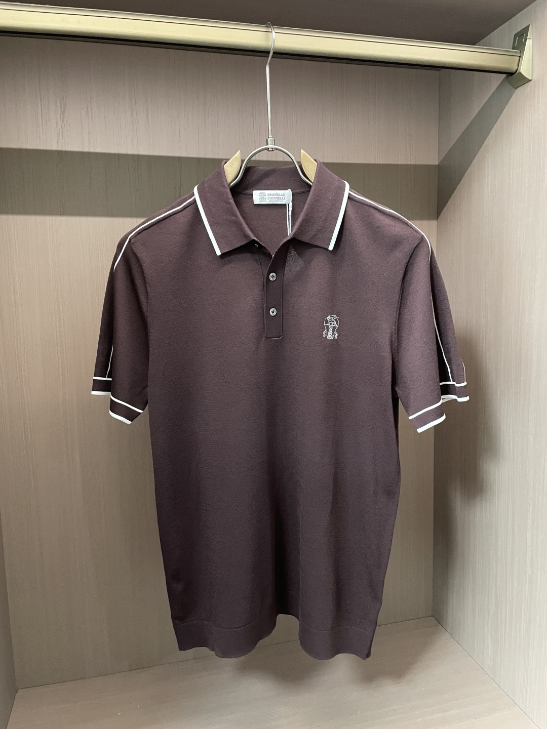 NO:159594,BC 2025 Spring and Summer Latest Men's Lapel Short Sleeve Knitted Sweater, Featured Knitted Cotton Fabric,  60 ultra-soft long velvet cotton, 16-needle dense needle method, clear texture, showing high-end luxury quality; the comfort of wearing close-fitting is absolutely incomparable to ordinary T-shirts, and it is more breathable and cooler than ordinary cotton T-shirts, and will not feel hot until July or August. Traditional POLO collar design is simple and generous, light business style, with strong sense of quality, taste and style on the upper body, and it is super versatile, never out of time, wearing solo in summer, simple and generous, business and leisure can be easily dealt with; it can also be worn in spring and autumn, and jackets and windbreakers outside are good choices, full of trendy gentlemanly style. Export order standard, details are handled in place, and a knitted Polo shirt that you don't want to take off on the upper body. Fabric 90 wool cotton, 10 silk size M-3XL,, jackets & coats, T-shirt, tees, t-shirt, real  silk,alexander wang19860909BC 2025春夏最新男士翻领短袖针织衫,精选针织棉质面料制成, 60支超柔长绒棉,16针密致针法,纹理清晰,尽显高端奢华品质；贴身穿着的舒适度绝对是普通Ｔ恤无法比拟的,而且比普通棉质T恤更为透气凉爽,穿到7、8月不会有热感.传统POLO领设计,简单大方,轻商务风格,品质感极强,上身有品位有格调,且超级百搭,永不过时,夏季单穿,简单大方,商务休闲皆可轻松应对；春秋季也可作内搭,外穿夹克风衣都是不错的选择,满满的新潮绅士风.出口订单标准,细节处理非常到位,上身就不想脱的一款针织Polo衫.面料90毛棉,10真丝尺码M-3XL,,jackets & coats,T-shirt,tees，t-shirt,real silk,alexander wang,Men's clothing