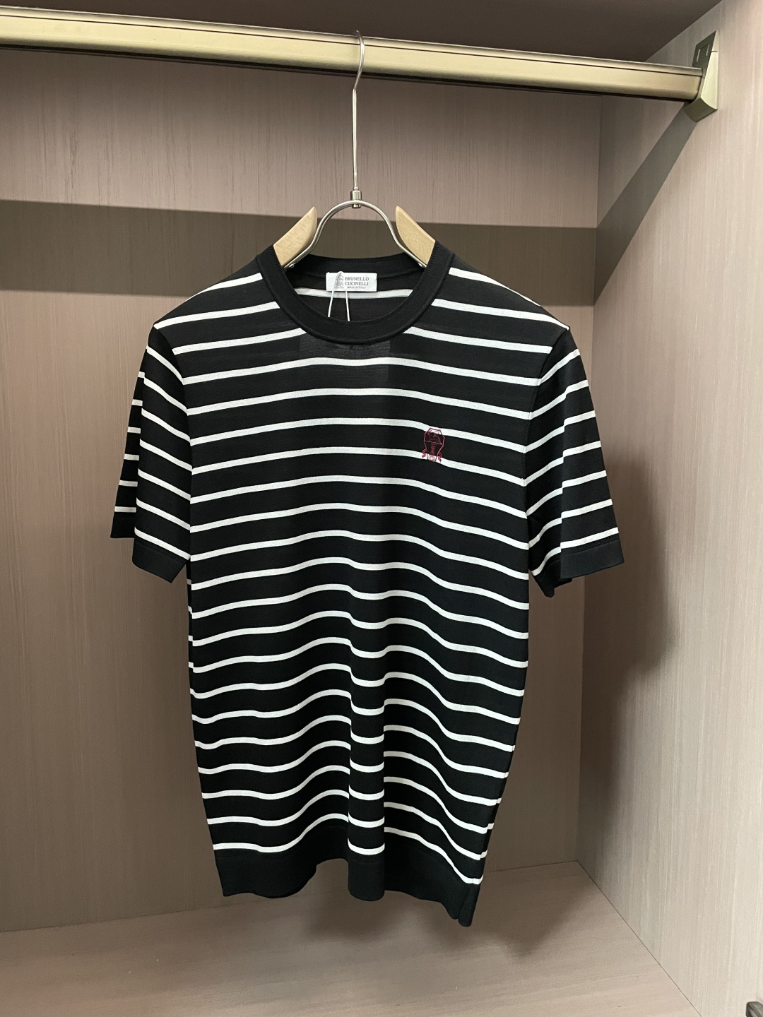 NO:159596,BC 2025 Spring and Summer New Products perfectly combines simplicity and fashion. Classic black and white stripes are arranged in an orderly manner, with smooth and flexible lines, giving the clothes a unique rhythm. Selected high-quality knitted fabrics, delicate and soft, and fitting close to the body and comfortable and skin-friendly. The delicate and compact logo on the chest is low-key but it shows quality and style. The round neck design fits the neck lines and decorates the body. Whether it is walking on the street with casual jeans or attending a business occasion with trousers, it can be easily controlled, showing an elegant and casual charm. Size 48-56, , jeans, alexander wang19860909BC 2025春夏新品 将简约与时尚完美融合.经典黑白条纹有序排列,线条流畅灵动,赋予衣物独特韵律.精选优质针织面料,触感细腻柔软,贴身穿着舒适亲肤.胸口处精致的小巧标识,低调却彰显品质与格调.圆领设计贴合颈部线条,修饰身形.无论是搭配休闲牛仔裤漫步街头,还是配上西裤出席商务场合,都能轻松驾驭,展现出优雅且随性的魅力. 尺码48-56,,jeans,alexander wang,Men's clothing