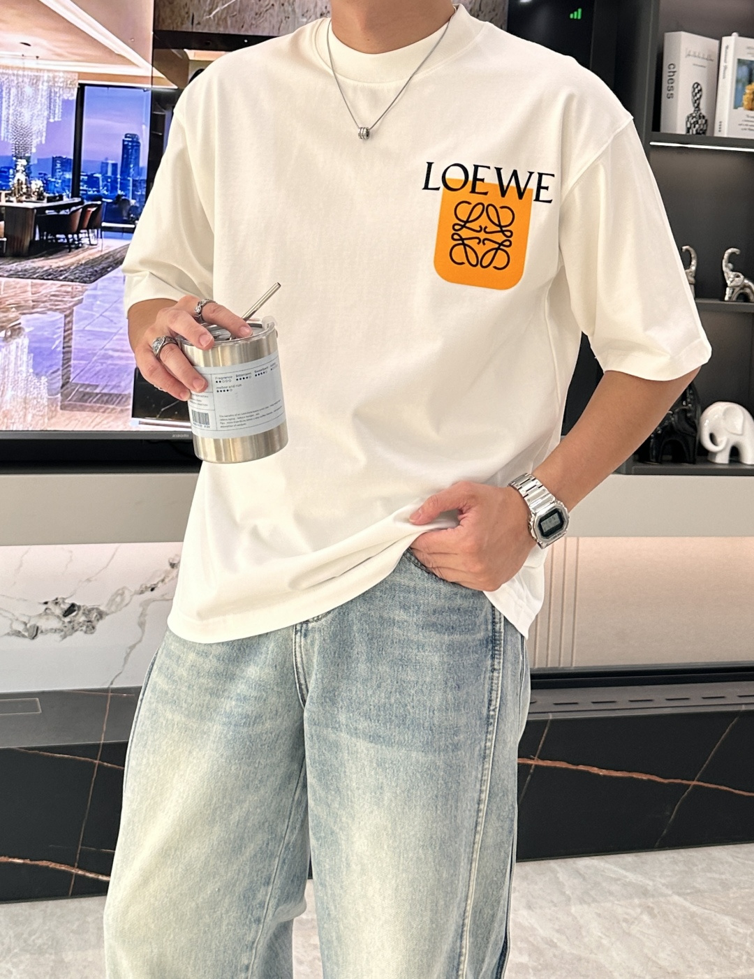 NO:137221,Loewe 2025 spring and summer style/official website synchronization The fabric is made of heavy pure cotton combed cotton fabric, OS loose style, and the upper body style is super positive!  Everyday versatile, a must-have item for wardrobe!  Same model for men and women Size S-3XL (2 sizes larger in size) Size/part S M L XL 2XL 3XL Shoulder width 52 54 56 57 59 60 Clothes length 70 72.75.78.82.85. Bust 54 56.58.60.62.64. Sleeve length 24 26 27 28 29 30,,loewe,alexander wang19860909Loewe 2025春夏款/官网同步 面料采用重磅纯棉精梳棉面料,OS宽松版型,上身版型超正！日常百搭,衣橱必备单品！ 男女同款 尺码 S-3XL（版型偏大2个码） 码数/部位S M L XL 2XL 3XL 肩宽 52 54 56 57 59 60 衣长70 72.75.78.82.85. 胸围 54 56.58.60.62.64. 袖长24 26 27 28 29 30,,loewe,alexander wang,Men's clothing