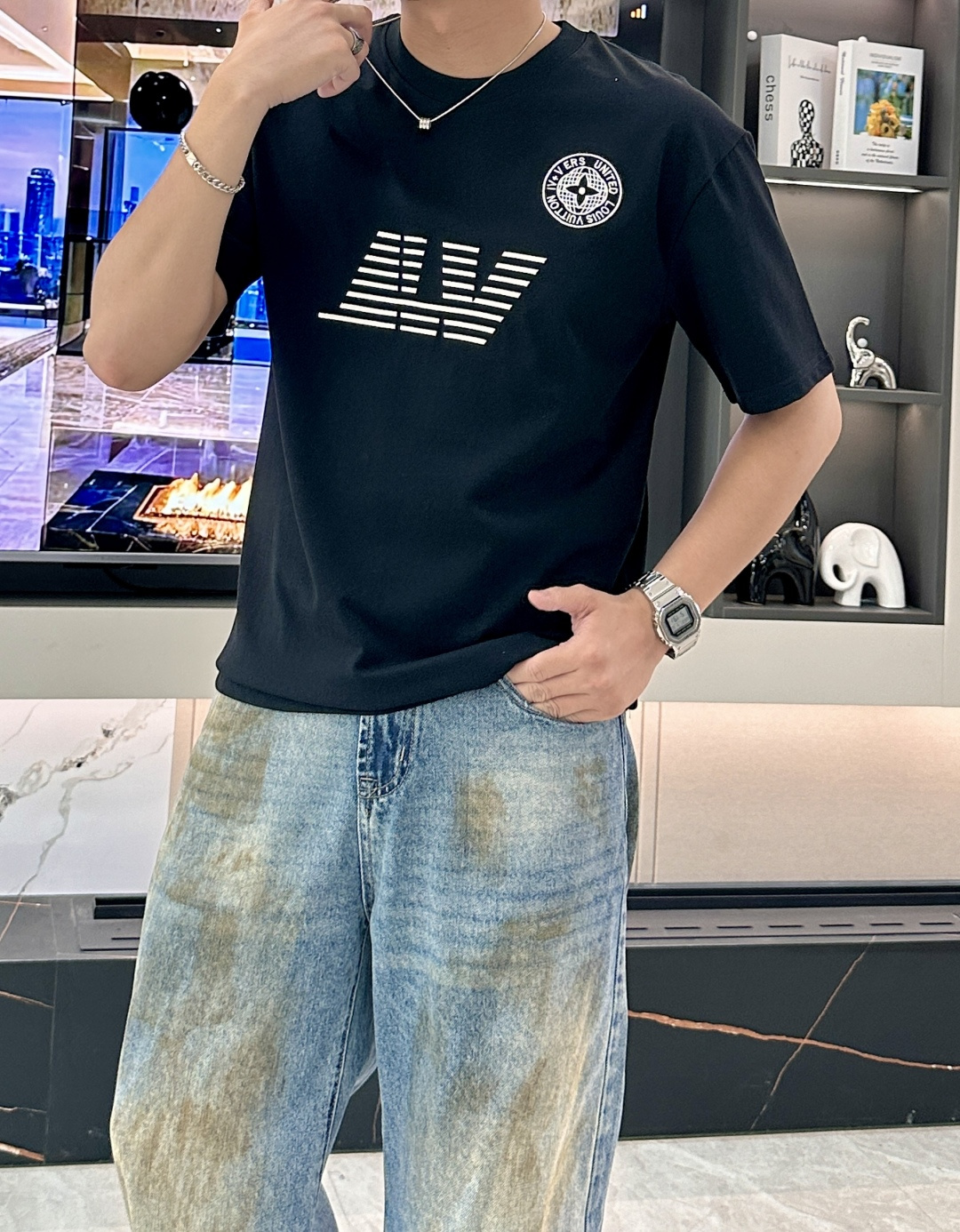 NO:137225,Lv official website same model, official website same model, official website same model, heavy recommendation!  2025ss summer clothing new products, on sale in counter, the latest series of pattern logo short-sleeved T-shirts, the rhythm of each person having to hand in one piece!  Imported top combed cotton fabric is extremely skin-friendly and comfortable. It feels very delicate to the touch, has a good texture, and perfectly reflects the three-dimensional feeling. It is in line with the brand's consistent design style. It is a very good overall style. It is completely fine to wear it alone. Size M-XXXL,,louis vuitton,T-shirt,tees,t-shirt,alexander wang19860909Lv 官网同款 官网同款 官网同款 重磅推荐！2025ss夏装新品 专柜在售 最新系列图案logo短袖T恤 必须人手一件的节奏！进口顶极精梳棉面料,极为亲肤舒适 摸上去非常的细腻,质感很好,完美体现立体感 符合品牌一贯设计风格,整体非常不错的一款,内搭单穿都完全没问题 尺码 M-XXXL,,louis vuitton,T-shirt,tees，t-shirt,alexander wang,Men's clothing