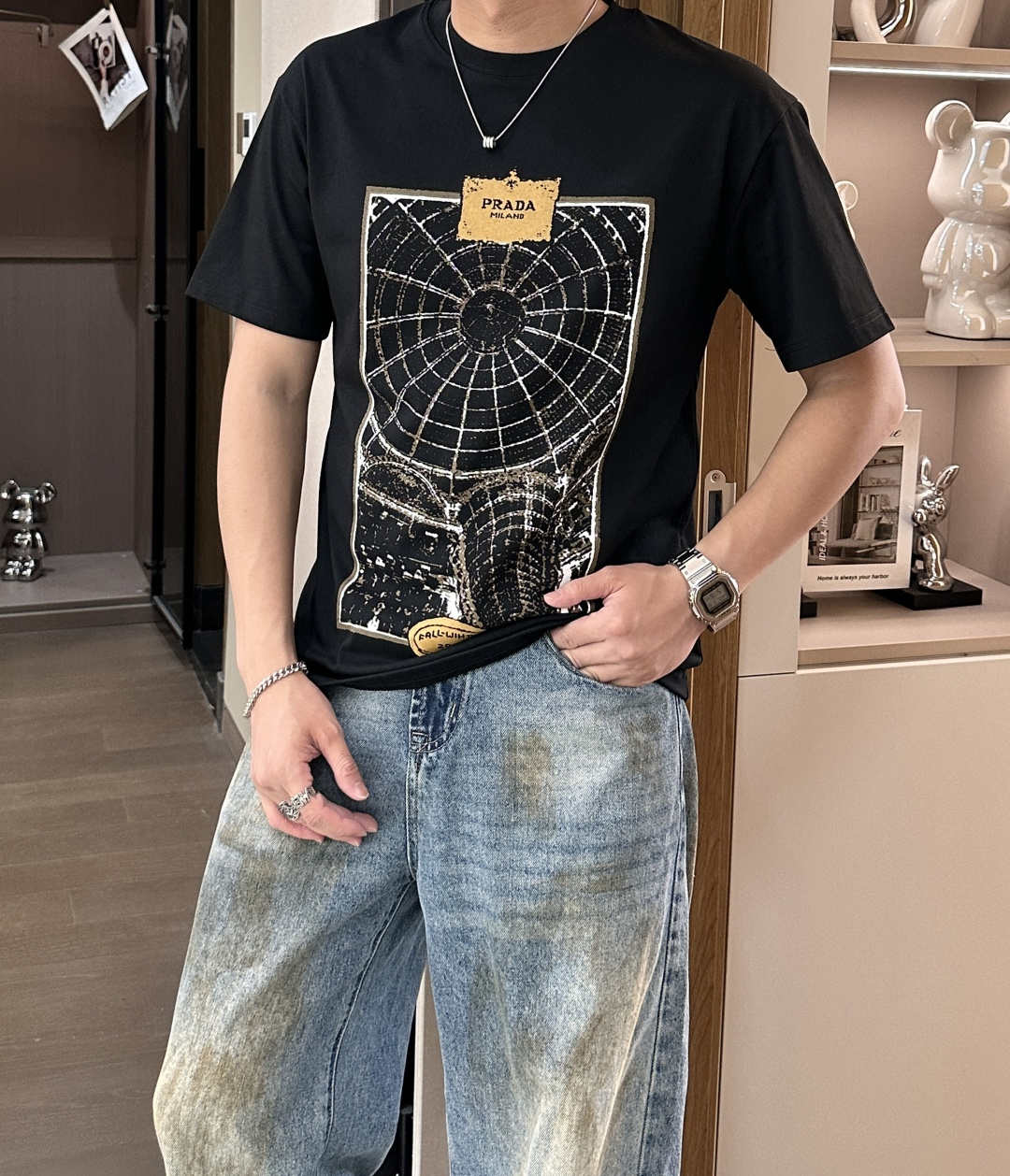 NO:137227,Prad's official website same model, the official website same model, the official website is the same model, the heavy recommendation!  2025ss summer clothing new products, on sale in counter, the latest series of pattern logo short-sleeved T-shirts, the rhythm of each person having to hand in one piece!  Imported top combed cotton fabric is extremely skin-friendly and comfortable. It feels very delicate to the touch, has a good texture, and perfectly reflects the three-dimensional feeling. It is in line with the brand's consistent design style. It is a very good overall style. It is completely fine to wear it alone. Size M-XXXL,,prada,T-shirt,tees,t-shirt,alexander wang19860909Prad 官网同款 官网同款 官网同款 重磅推荐！2025ss夏装新品 专柜在售 最新系列图案logo短袖T恤 必须人手一件的节奏！进口顶极精梳棉面料,极为亲肤舒适 摸上去非常的细腻,质感很好,完美体现立体感 符合品牌一贯设计风格,整体非常不错的一款,内搭单穿都完全没问题 尺码 M-XXXL,,prada,T-shirt,tees，t-shirt,alexander wang,Men's clothing