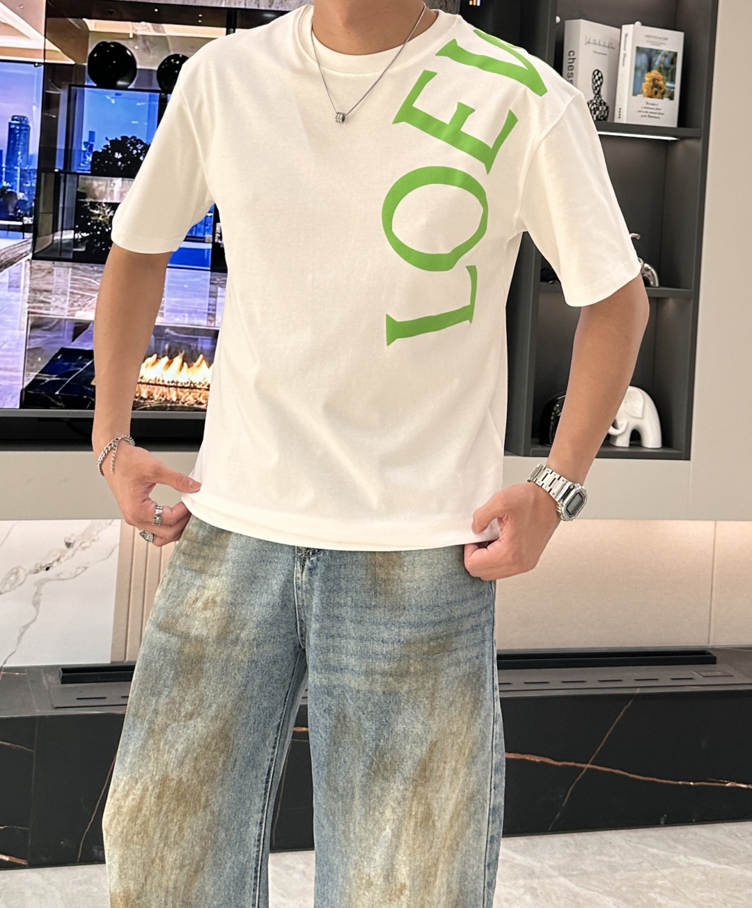 NO:137228,Loewe has the same style as the same style as the same style as the same style as the same website. The most important recommendation!  2025ss summer clothing new products, on sale in counter, the latest series of pattern logo short-sleeved T-shirts, the rhythm of each person having to hand in one piece!  Imported top combed cotton fabric is extremely skin-friendly and comfortable. It feels very delicate to the touch, has a good texture, and perfectly reflects the three-dimensional feeling. It is in line with the brand's consistent design style. It is a very good overall style. It is completely fine to wear it alone. Size M-XXXL,,loewe,T-shirt,tees,t-shirt,alexander wang19860909Loewe 官网同款 官网同款 官网同款 重磅推荐！2025ss夏装新品 专柜在售 最新系列图案logo短袖T恤 必须人手一件的节奏！进口顶极精梳棉面料,极为亲肤舒适 摸上去非常的细腻,质感很好,完美体现立体感 符合品牌一贯设计风格,整体非常不错的一款,内搭单穿都完全没问题 尺码 M-XXXL,,loewe,T-shirt,tees，t-shirt,alexander wang,Men's clothing