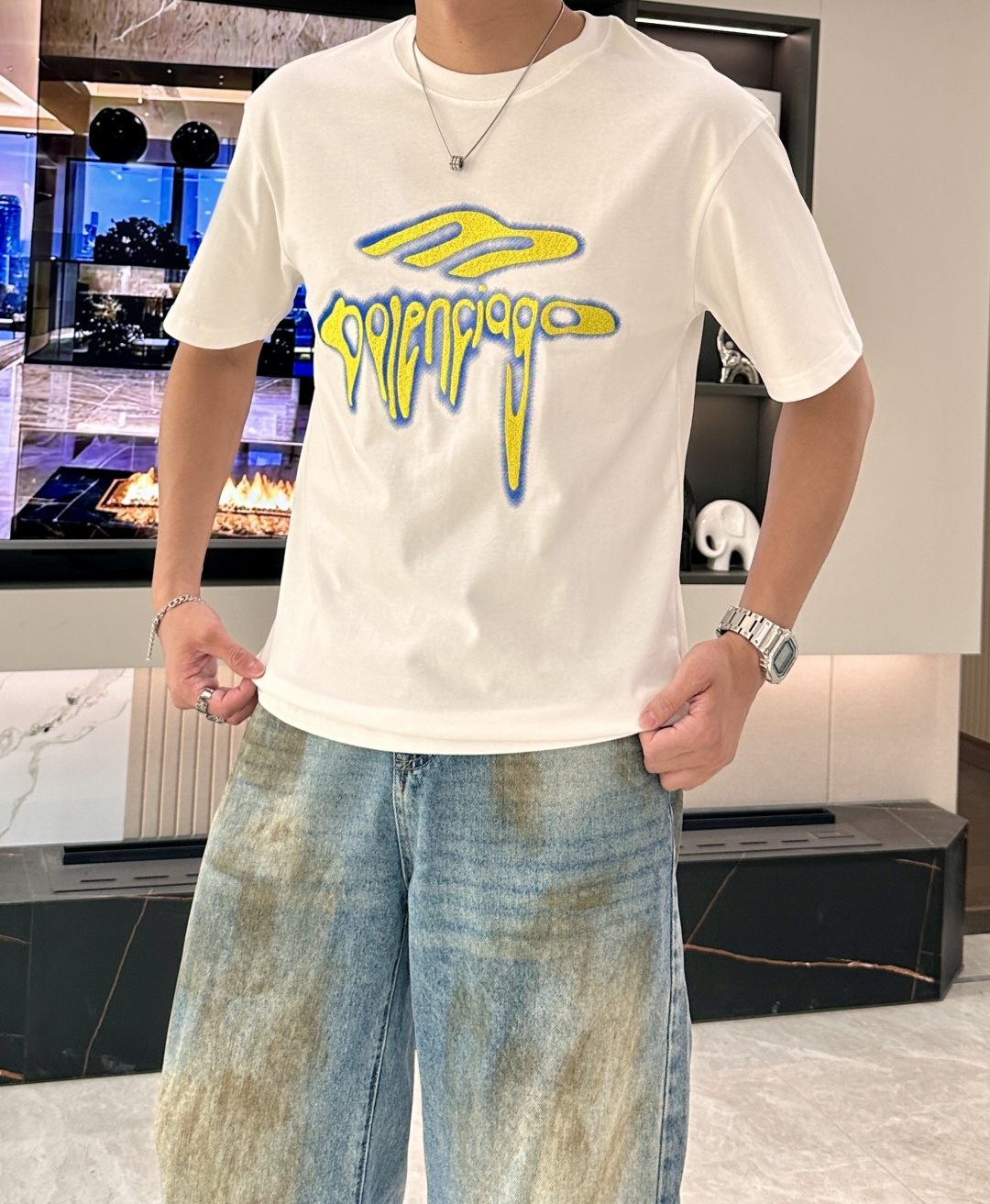 NO:137216,Balenciaga The same model on the official website The same model on the official website The same model on the official website The most important recommendation!  2025ss summer clothing new products, on sale in counter, the latest series of pattern logo short-sleeved T-shirts, the rhythm of each person having to hand in one piece!  Imported top combed cotton fabric is extremely skin-friendly and comfortable. It feels very delicate to the touch, has a good texture, and perfectly reflects the three-dimensional feeling. It is in line with the brand's consistent design style. It is a very good overall style. It is completely fine to wear it alone. Size M-XXXL,,balenciaga,T-shirt,tees,t-shirt,alexander wang19860909巴黎世家 官网同款 官网同款 官网同款 重磅推荐！2025ss夏装新品 专柜在售 最新系列图案logo短袖T恤 必须人手一件的节奏！进口顶极精梳棉面料,极为亲肤舒适 摸上去非常的细腻,质感很好,完美体现立体感 符合品牌一贯设计风格,整体非常不错的一款,内搭单穿都完全没问题 尺码 M-XXXL,,balenciaga,T-shirt,tees，t-shirt,alexander wang,Men's clothing