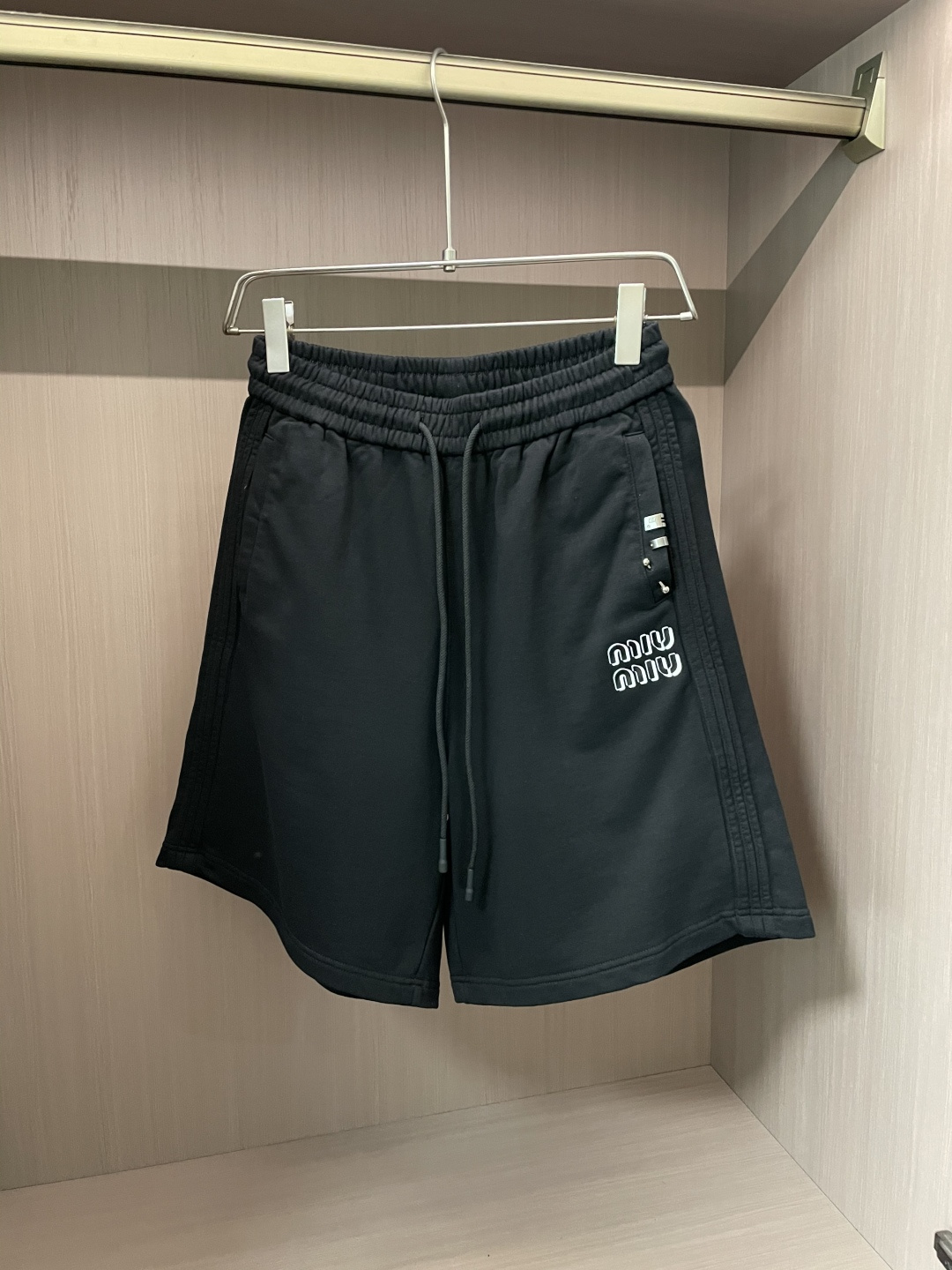 NO:137224,miumiu 2025 summer shorts!  Classic hot product, versatile elastic waist casual pinch pants!  !  The upper body is invincible and beautiful, elastic waist, and the two sides are inserted into the bags. The fabric is made of customer-supplied fixed-woven high-strength pure cotton material. The upper body is breathable, soft and skin-friendly, with delicate touch, knitted elastic waist and drawstring at the waist, so you don’t have to worry about the discomfort of being too loose or too tight. Full-quality order, code number M-XXL,,miumiu, shorts, alexander wang19860909miumiu 2025夏季短裤！经典爆款,百搭松紧腰休闲五分裤！！上身效果无敌好看松紧腰 两侧插袋 面料采用客供定织高支纯棉料,上身透气,柔软亲肤,手感细腻、 腰部针织松紧腰加抽绳,上身不用担心过松过紧 的不舒适感 全品相订单, 码数M-XXL,,miumiu,shorts,alexander wang,Men's clothing