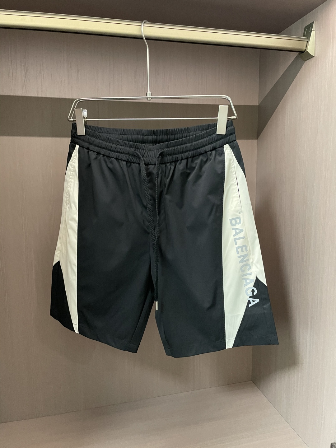 NO:137226,Balenciaga 2025ss summer outfit latest style casual beach pants quick dry!  Exquisite and fashionable, with outstanding visual effects, slimming and modifying the legs!  Full of sportiness!  Suitable for a wide crowd and not picky!  Sports beach shorts are customized high-density memory nylon fabrics, soft and delicate, breathable and comfortable. The simple and sporty design allows you to easily create a personalized look, and wear it with sports shoes to interpret the sports and casual style!  Size 28-36, balenciaga,sneakers,shorts,alexander wang19860909巴黎世家 2025ss夏装最新款 休闲沙滩裤 速干！精致时髦 视觉效果突出 显瘦修饰腿型！运动感十足！适合人群广不挑人！运动沙滩短裤 客供定制高密度记忆尼龙面料,柔软细腻、透气舒适.简约而极具运动风的设计,让你轻松打造出个性的造型,搭配运动鞋穿着,演绎运动休闲风格！ 尺码28-36,,balenciaga,sneakers,shorts,alexander wang,Men's clothing