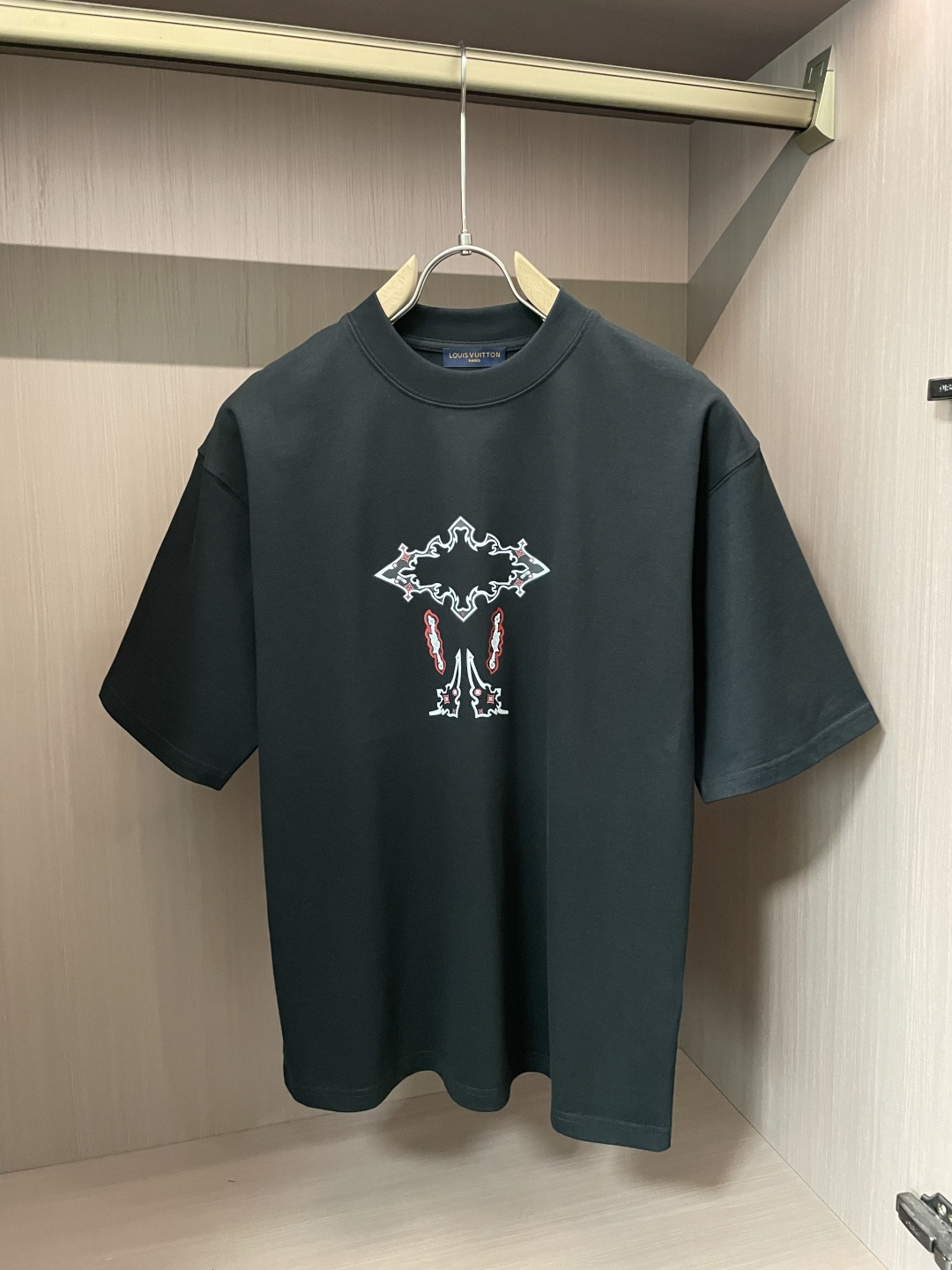 NO:139752,Lv 2025 spring and summer style/official website synchronization The fabric is made of heavy pure cotton combed cotton fabric, OS loose style, and the upper body style is super positive!  Everyday versatile, a must-have item for wardrobe!  Same model for men and women Size S-3XL (2 sizes larger in size) Size/part S M L XL 2XL 3XL Shoulder width 52 54 56 57 59 60 Clothes length 70 72.75.78.82.85. Bust 54 56.58.60.62.64. Sleeve length 24 26 27 28 29 30,,louis vuitton,alexander wang19860909Lv 2025春夏款/官网同步 面料采用重磅纯棉精梳棉面料,OS宽松版型,上身版型超正！日常百搭,衣橱必备单品！ 男女同款 尺码 S-3XL（版型偏大2个码） 码数/部位S M L XL 2XL 3XL 肩宽 52 54 56 57 59 60 衣长70 72.75.78.82.85. 胸围 54 56.58.60.62.64. 袖长24 26 27 28 29 30,,louis vuitton,alexander wang,Men's clothing