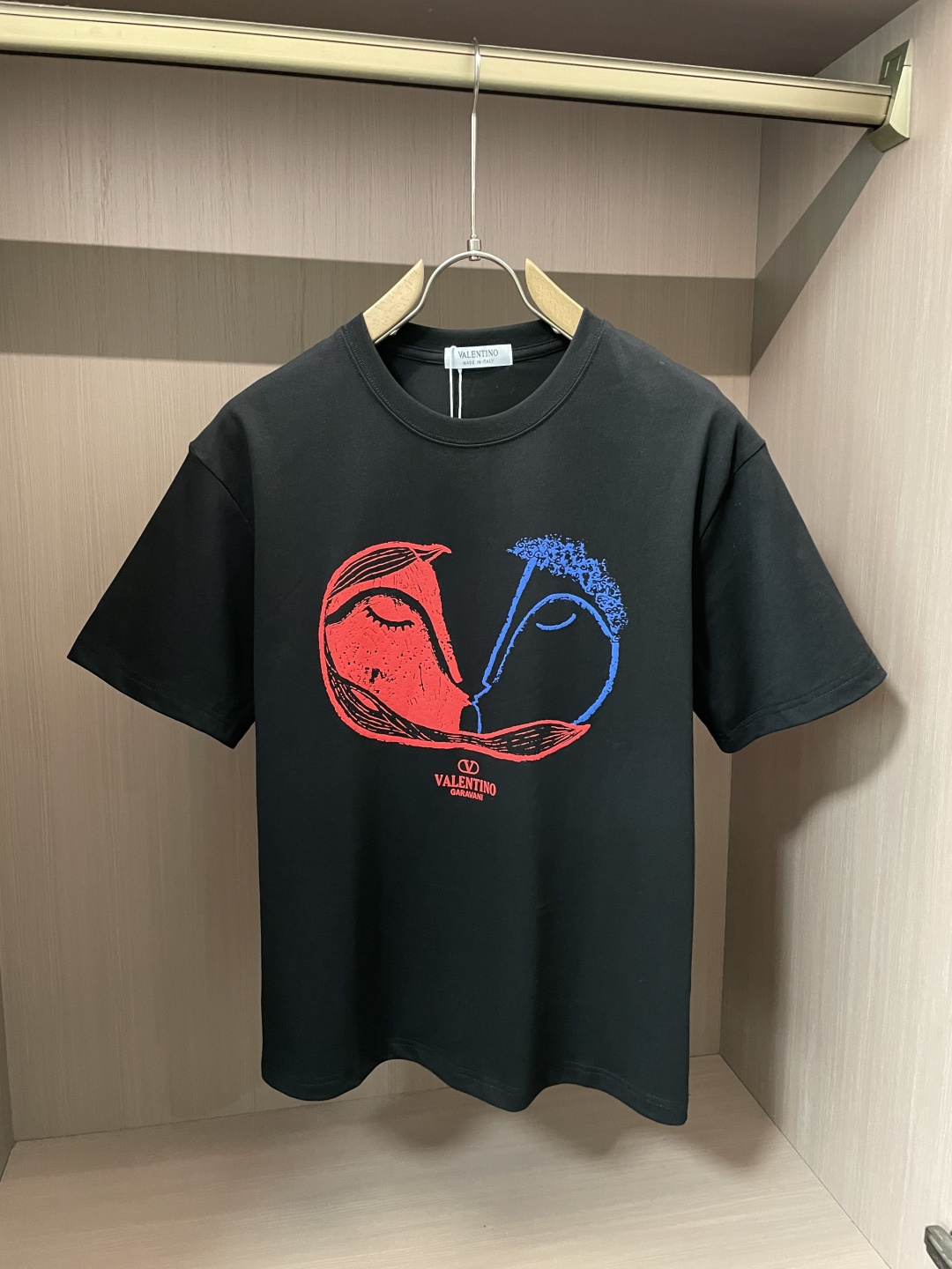 NO:139758,Valentino has the same style as the official website. The same style as the official website. The most important recommendation!  2025ss summer clothing new products, on sale in counter, the latest series of pattern logo short-sleeved T-shirts, the rhythm of each person having to hand in one piece!  Imported top combed cotton fabric is extremely skin-friendly and comfortable. It feels very delicate to the touch, has a good texture, and perfectly reflects the three-dimensional feeling. It is in line with the brand's consistent design style. It is a very good overall style. It is completely fine to wear it alone. Size M-XXXL, valentino, T-shirt,tees, t-shirt,alexander wang19860909华伦天奴 官网同款 官网同款 官网同款 重磅推荐！2025ss夏装新品 专柜在售 最新系列图案logo短袖T恤 必须人手一件的节奏！进口顶极精梳棉面料,极为亲肤舒适 摸上去非常的细腻,质感很好,完美体现立体感 符合品牌一贯设计风格,整体非常不错的一款,内搭单穿都完全没问题 尺码 M-XXXL,,valentino,T-shirt,tees，t-shirt,alexander wang,Men's clothing