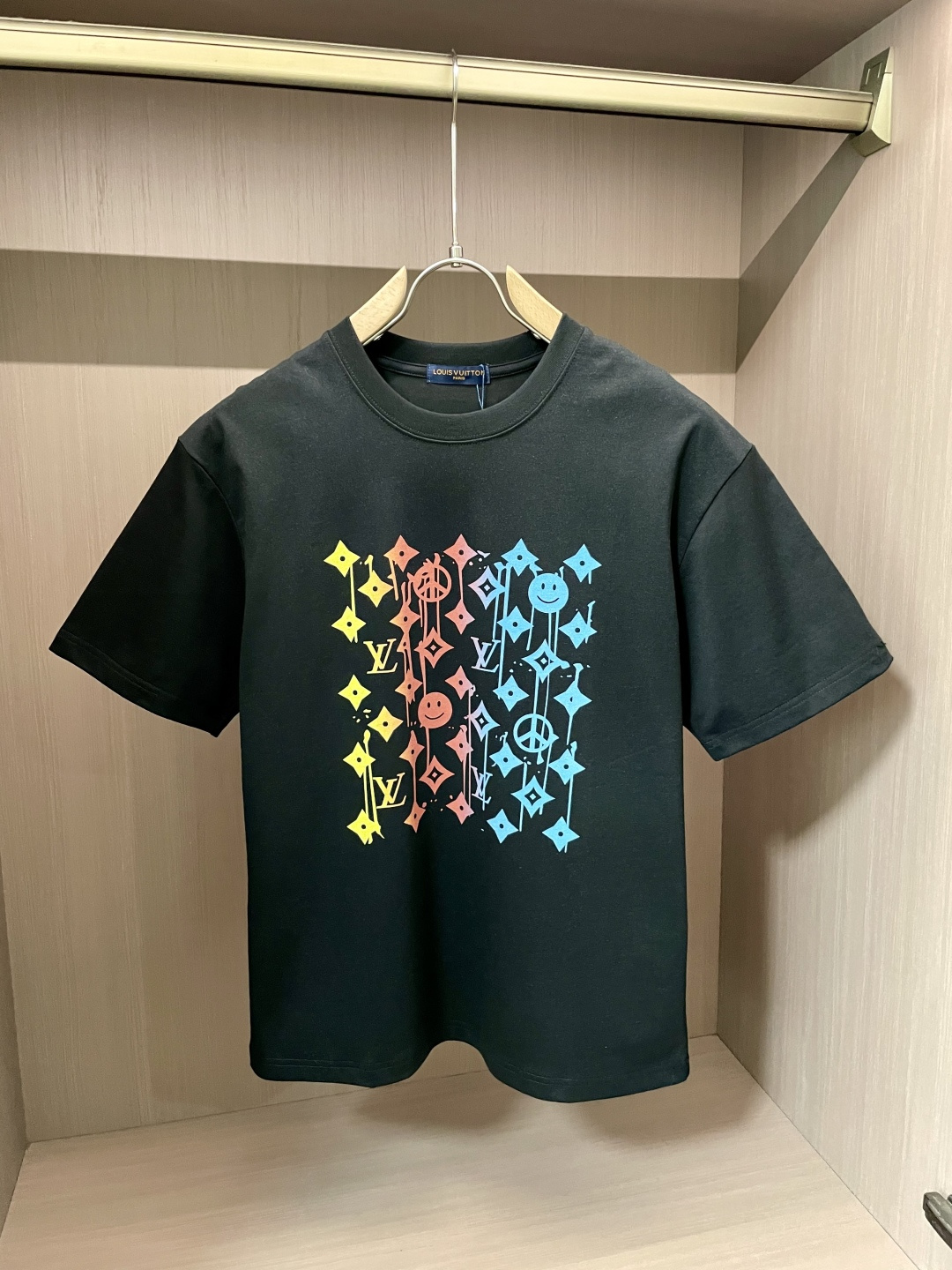 NO:139764,Lv official website same model, official website same model, official website same model, heavy recommendation!  2025ss summer clothing new products, on sale in counter, the latest series of pattern logo short-sleeved T-shirts, the rhythm of each person having to hand in one piece!  Imported top combed cotton fabric is extremely skin-friendly and comfortable. It feels very delicate to the touch, has a good texture, and perfectly reflects the three-dimensional feeling. It is in line with the brand's consistent design style. It is a very good overall style. It is completely fine to wear it alone. Size M-XXXL,,louis vuitton,T-shirt,tees,t-shirt,alexander wang19860909Lv 官网同款 官网同款 官网同款 重磅推荐！2025ss夏装新品 专柜在售 最新系列图案logo短袖T恤 必须人手一件的节奏！进口顶极精梳棉面料,极为亲肤舒适 摸上去非常的细腻,质感很好,完美体现立体感 符合品牌一贯设计风格,整体非常不错的一款,内搭单穿都完全没问题 尺码 M-XXXL,,louis vuitton,T-shirt,tees，t-shirt,alexander wang,Men's clothing