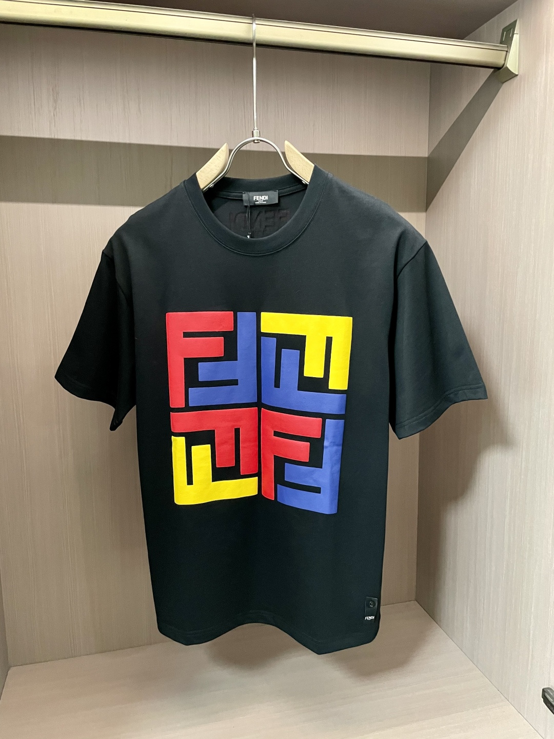 NO:139770,FD official website same model, the official website same model, the official website same model, the important recommendation!  2025ss summer clothing new products, on sale in counter, the latest series of pattern logo short-sleeved T-shirts, the rhythm of each person having to hand in one piece!  Imported top combed cotton fabric is extremely skin-friendly and comfortable. It is very delicate to touch, has a good texture, and perfectly reflects the three-dimensional feeling. It is in line with the brand's consistent design style. It is a very good overall style. It is completely fine to wear it alone. Size M-XXXL,,T-shirt,tees,t-shirt,alexander wang19860909FD 官网同款 官网同款 官网同款 重磅推荐！2025ss夏装新品 专柜在售 最新系列图案logo短袖T恤 必须人手一件的节奏！进口顶极精梳棉面料,极为亲肤舒适 摸上去非常的细腻,质感很好,完美体现立体感 符合品牌一贯设计风格,整体非常不错的一款,内搭单穿都完全没问题 尺码 M-XXXL,,T-shirt,tees，t-shirt,alexander wang,Men's clothing