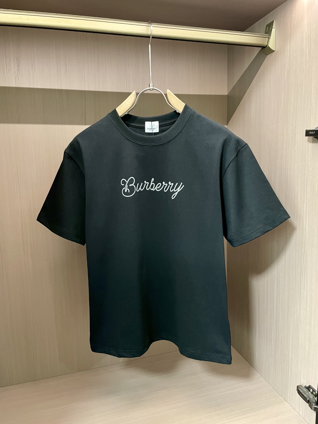 NO:139776,Bur official website same model, same model, same model, same model, heavy recommendation!  2025ss summer clothing new products, on sale in counter, the latest series of pattern logo short-sleeved T-shirts, the rhythm of each person having to hand in one piece!  Imported top combed cotton fabric is extremely skin-friendly and comfortable. It is very delicate to touch, has a good texture, and perfectly reflects the three-dimensional feeling. It is in line with the brand's consistent design style. It is a very good overall style. It is completely fine to wear it alone. Size M-XXXL, burberry, T-shirt, tees, t-shirt, alexander wang19860909Bur官网同款 官网同款 官网同款 重磅推荐！2025ss夏装新品 专柜在售 最新系列图案logo短袖T恤 必须人手一件的节奏！进口顶极精梳棉面料,极为亲肤舒适 摸上去非常的细腻,质感很好,完美体现立体感 符合品牌一贯设计风格,整体非常不错的一款,内搭单穿都完全没问题 尺码 M-XXXL,,burberry,T-shirt,tees，t-shirt,alexander wang,Men's clothing