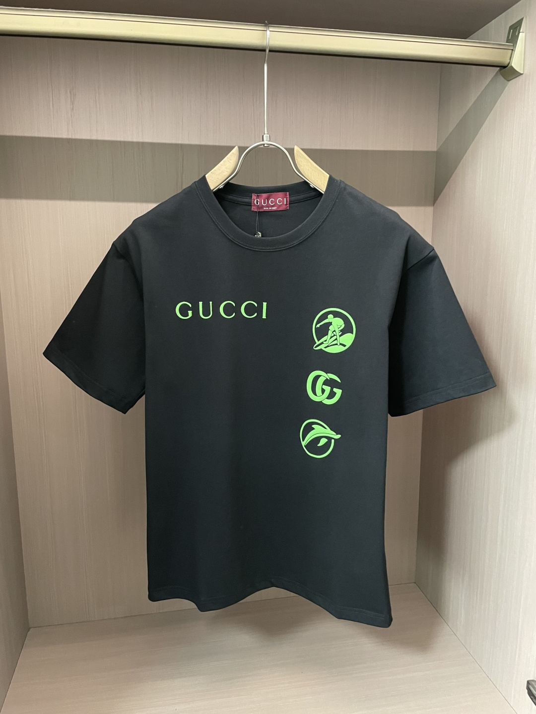 NO:139788,Gucc official website same model, the same model, the same model, the same model, the same model, the most important recommendation!  2025ss summer clothing new products, on sale in counter, the latest series of pattern logo short-sleeved T-shirts, the rhythm of each person having to hand in one piece!  Imported top combed cotton fabric is extremely skin-friendly and comfortable. It is very delicate to touch, has a good texture, and perfectly reflects the three-dimensional feeling. It is in line with the brand's consistent design style. It is a very good overall style. It is completely fine to wear it alone. Size M-XXXL, gucci, T-shirt,tees, t-shirt,alexander wang19860909Gucc 官网同款 官网同款 官网同款 重磅推荐！2025ss夏装新品 专柜在售 最新系列图案logo短袖T恤 必须人手一件的节奏！进口顶极精梳棉面料,极为亲肤舒适 摸上去非常的细腻,质感很好,完美体现立体感 符合品牌一贯设计风格,整体非常不错的一款,内搭单穿都完全没问题 尺码 M-XXXL,,gucci,T-shirt,tees，t-shirt,alexander wang,Men's clothing