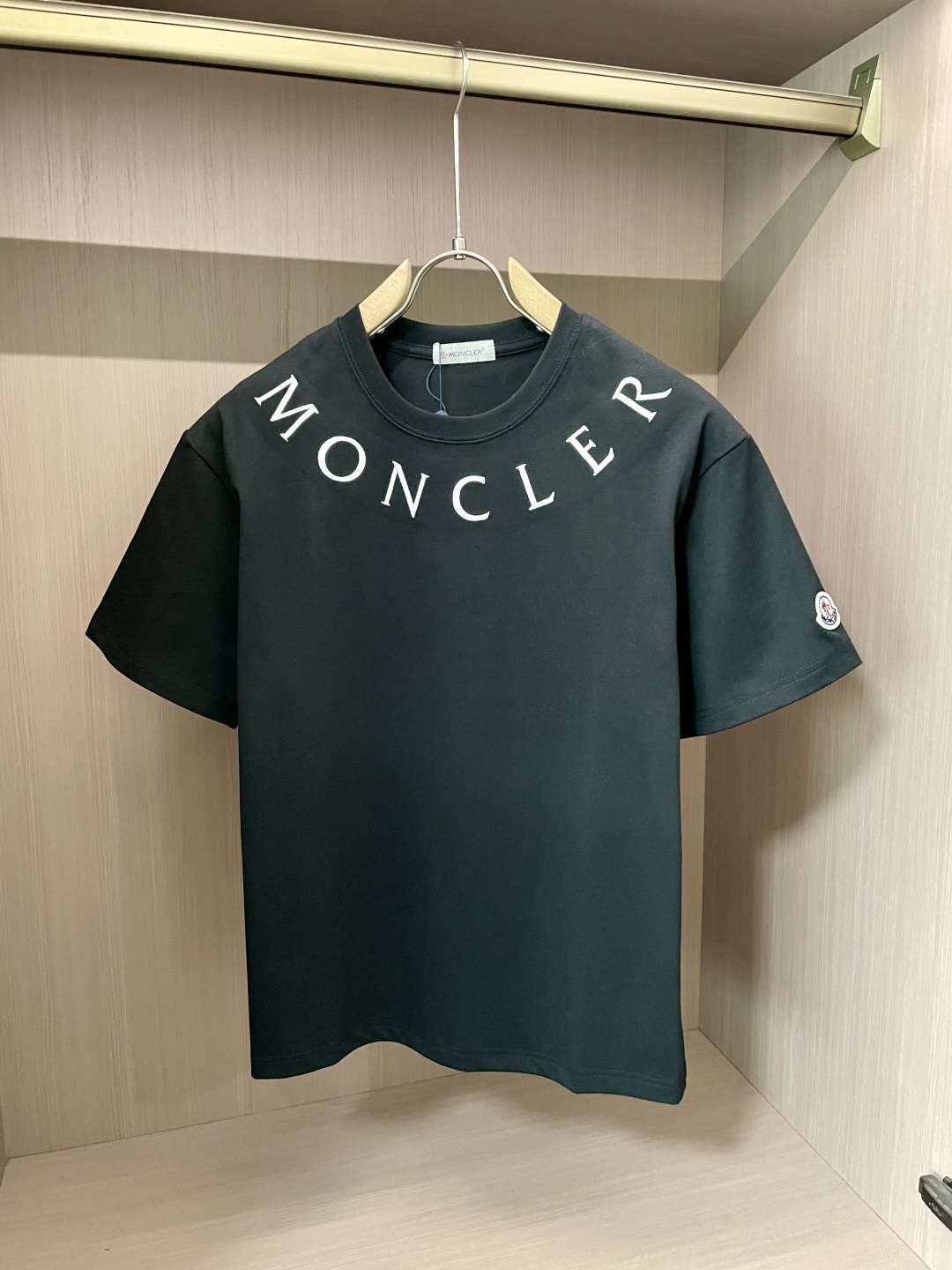 NO:139792,The same style for the official website The same style for the official website The same style for the official website The same style for the official website The most important recommendation!  2025ss summer clothing new products, on sale in counter, the latest series of pattern logo short-sleeved T-shirts, the rhythm of each person having to hand in one piece!  Imported top combed cotton fabric is extremely skin-friendly and comfortable. It is very delicate to touch, has a good texture, and perfectly reflects the three-dimensional feeling. It is in line with the brand's consistent design style. It is a very good overall style. It is completely fine to wear it alone. Size M-XXXL,,Moncler,T-shirt,tees,t-shirt,alexander wang19860909蒙口 官网同款 官网同款 官网同款 重磅推荐！2025ss夏装新品 专柜在售 最新系列图案logo短袖T恤 必须人手一件的节奏！进口顶极精梳棉面料,极为亲肤舒适 摸上去非常的细腻,质感很好,完美体现立体感 符合品牌一贯设计风格,整体非常不错的一款,内搭单穿都完全没问题 尺码 M-XXXL,,Moncler,T-shirt,tees，t-shirt,alexander wang,Men's clothing