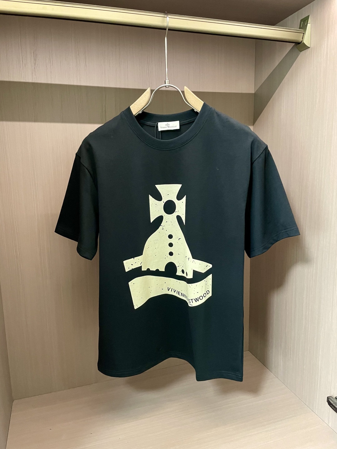 “New Summer Clothes: Queen of the West Logo T-shirts in Various Sizes” - 图片 4