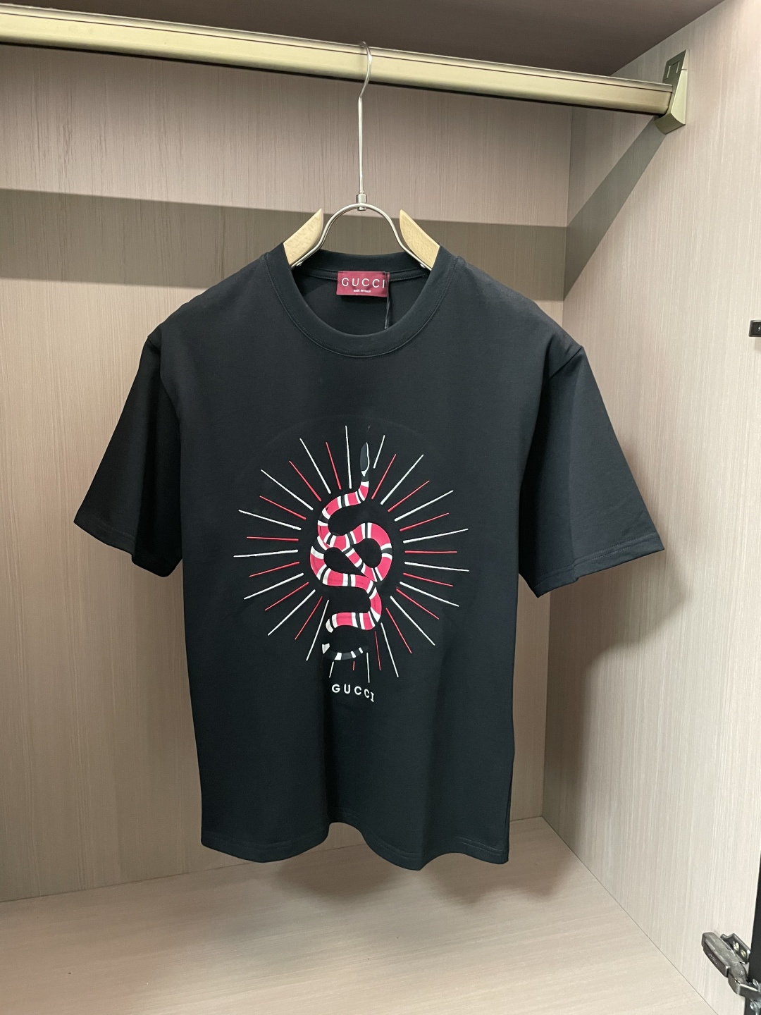 NO:139804,Gucc official website same model, the same model, the same model, the same model, the same model, the most important recommendation!  2025ss summer clothing new products, on sale in counter, the latest series of pattern logo short-sleeved T-shirts, the rhythm of each person having to hand in one piece!  Imported top combed cotton fabric is extremely skin-friendly and comfortable. It is very delicate to touch, has a good texture, and perfectly reflects the three-dimensional feeling. It is in line with the brand's consistent design style. It is a very good overall style. It is completely fine to wear it alone. Size M-XXXL, gucci, T-shirt,tees, t-shirt,alexander wang19860909Gucc 官网同款 官网同款 官网同款 重磅推荐！2025ss夏装新品 专柜在售 最新系列图案logo短袖T恤 必须人手一件的节奏！进口顶极精梳棉面料,极为亲肤舒适 摸上去非常的细腻,质感很好,完美体现立体感 符合品牌一贯设计风格,整体非常不错的一款,内搭单穿都完全没问题 尺码 M-XXXL,,gucci,T-shirt,tees，t-shirt,alexander wang,Men's clothing