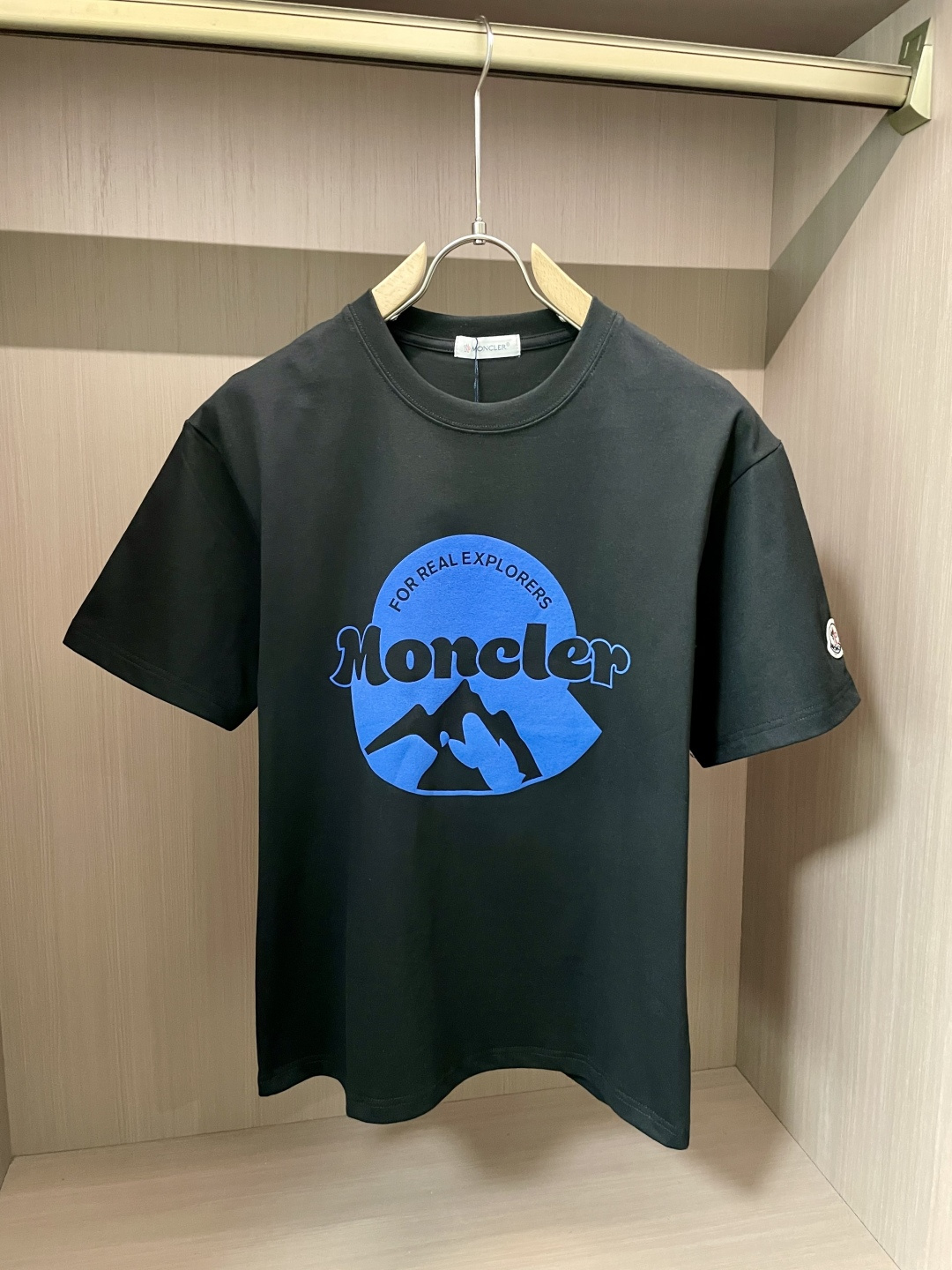 NO:139808,The same style for the official website The same style for the official website The same style for the official website The same style for the official website The most important recommendation!  2025ss summer clothing new products, on sale in counter, the latest series of pattern logo short-sleeved T-shirts, the rhythm of each person having to hand in one piece!  Imported top combed cotton fabric is extremely skin-friendly and comfortable. It is very delicate to touch, has a good texture, and perfectly reflects the three-dimensional feeling. It is in line with the brand's consistent design style. It is a very good overall style. It is completely fine to wear it alone. Size M-XXXL,,Moncler,T-shirt,tees,t-shirt,alexander wang19860909蒙口 官网同款 官网同款 官网同款 重磅推荐！2025ss夏装新品 专柜在售 最新系列图案logo短袖T恤 必须人手一件的节奏！进口顶极精梳棉面料,极为亲肤舒适 摸上去非常的细腻,质感很好,完美体现立体感 符合品牌一贯设计风格,整体非常不错的一款,内搭单穿都完全没问题 尺码 M-XXXL,,Moncler,T-shirt,tees，t-shirt,alexander wang,Men's clothing