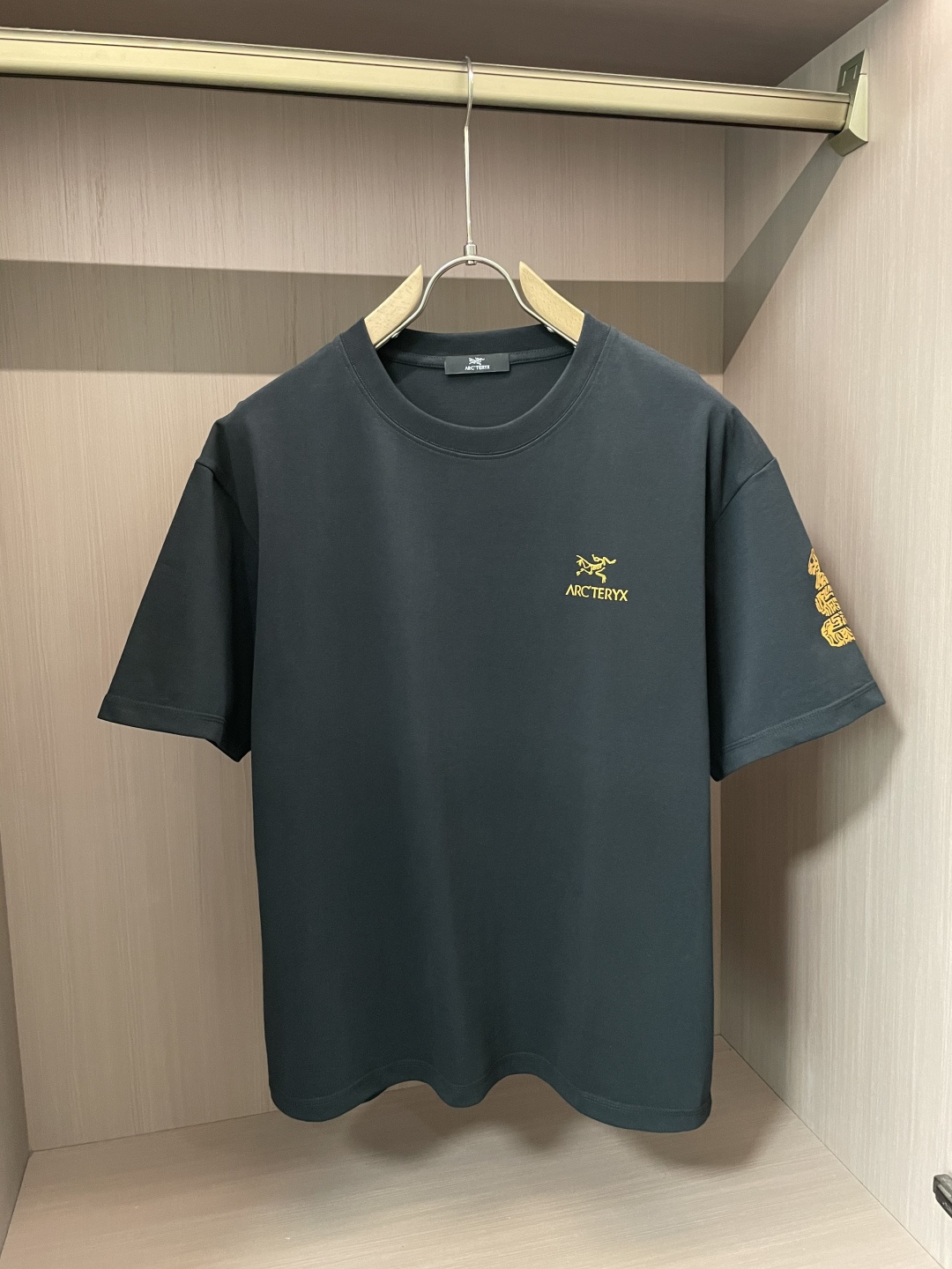 NO:139812,Archaeoptera Bird is a new spring and summer product of 2025, with a specific original development of double-stranded cotton plain fabric, with wide upper body and comfortable, and casually matched with the outside and the inner style. Must-have for men and women in summer Size M-XXL, arc'teryx, alexander wang19860909始祖鸟 2025春夏新品,优选特定原版开发双股精棉平纹面料,上身挺阔舒适度佳,外穿内搭随意搭配,男女同款夏日必备 尺码M-XXL,arc'teryx,alexander wang,Men's clothing