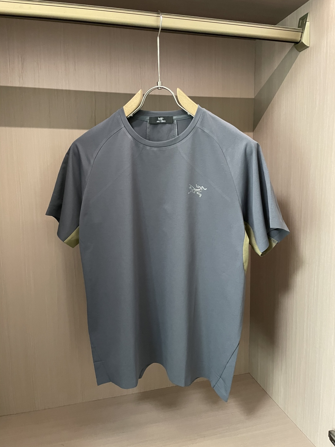 NO:139816,Bird Home Summer Casual Ice-Sensory Quick-Drying Markless Short-Sleeve T-shirt for Men. The fabric is made of 81 nylon and 19 spandex, which feels soft and delicate and skin-friendly. It feels refreshing in summer. The classic zipper pocket design on the chest does not look monotonous and full of high-end feeling!  Necessary business T-shirts with no color difference and no deformation. The hot-selling and out-of-stock king in counter stores. Good goods that are hard to buy with money. Exclusive color matching. Exclusive fabrics. Classic logo prints on chest that are not deformed, no faded, no pilling. They cannot be washed off. Many cumbersome craftsmanship brings extraordinary upper body effect, many small details, and non-complex styles. They are loved by many fashion experts. The design is very thoughtful. Slim fit style, three-dimensional cut, versatile and hot style. Short-sleeved, must-have for men in summer!  Size m-xxl, jil sander, T-shirt,tees, t-shirt,alexander wang19860909鸟家 夏季休闲男士冰感速干无痕短袖T恤 面料采用81锦纶和19氨纶,手感柔软细腻亲肤,夏天穿上冰爽的感觉,胸前经典拉链口袋设计不显单调,高级感满满！领口无色差不变形商务T恤必备 专柜门店热销断货王 有钱难买的好货 独家配色独家面料 不变形不掉色不起球胸前经典logo印花, 水洗不脱落.多道繁琐工艺,带来非凡上身效果,众多小细节,并不复杂的风格,受到众多时尚达人喜欢,设计的很有想法.修身版型立体裁剪 百搭爆款 男士夏季必备的短袖！ 尺码m-xxl,,jil sander,T-shirt,tees，t-shirt,alexander wang,Men's clothing