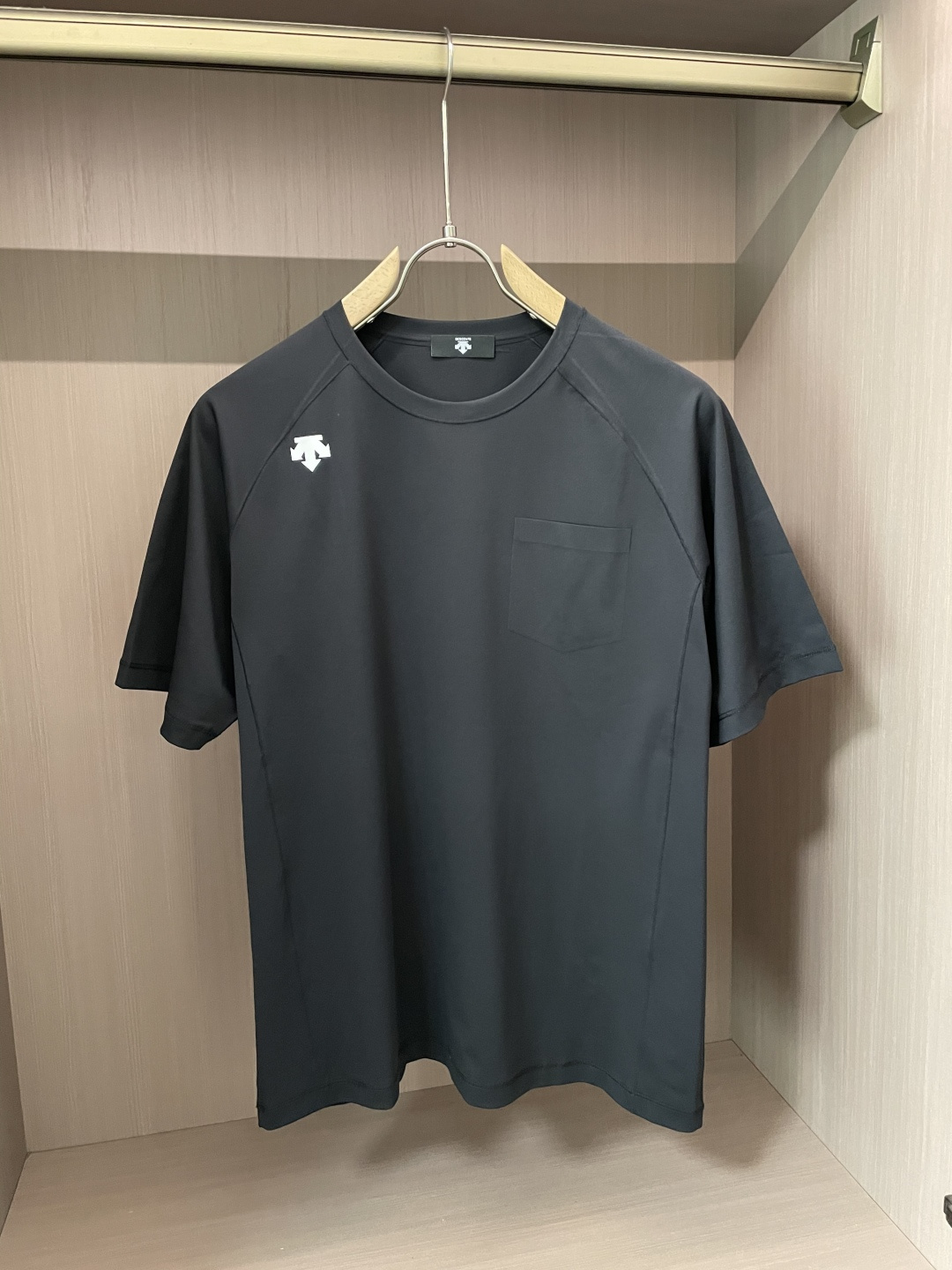 NO:139820,DiSante short-sleeved T-shirt, made of quick-drying fabric, comfortable and breathable and conducive to sweating. The style is simple, with white brand iconic pattern embroidery on the chest, which is low-key to highlight the brand's characteristics and add a sense of exquisiteness. Size m-xxl, T-shirt,tees, t-shirt,alexander wang19860909迪桑特 短袖T恤,采用速干面料,舒适透气且利于排汗.版型简约,胸口处有白色品牌标志性图案刺绣,低调彰显品牌特色,增添精致感.尺码m-xxl,,T-shirt,tees，t-shirt,alexander wang,Men's clothing