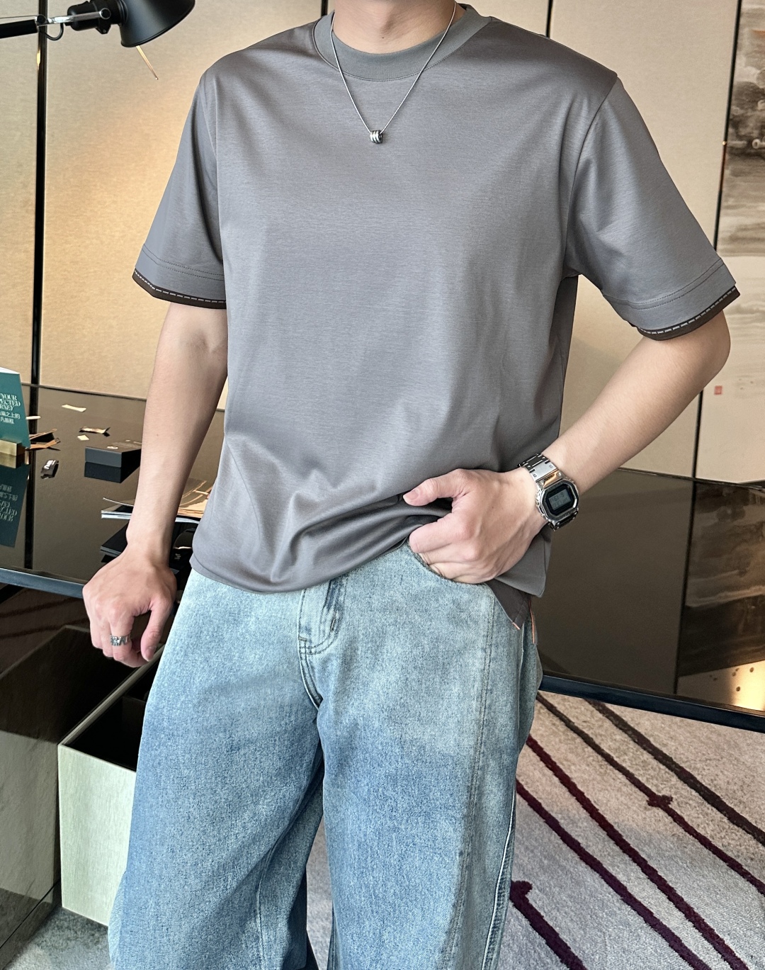 
2025ss H家 官网同款！春夏新品 经典百搭款 圆领短袖T恤 简单大方设计 干净利落剪裁 采用进口