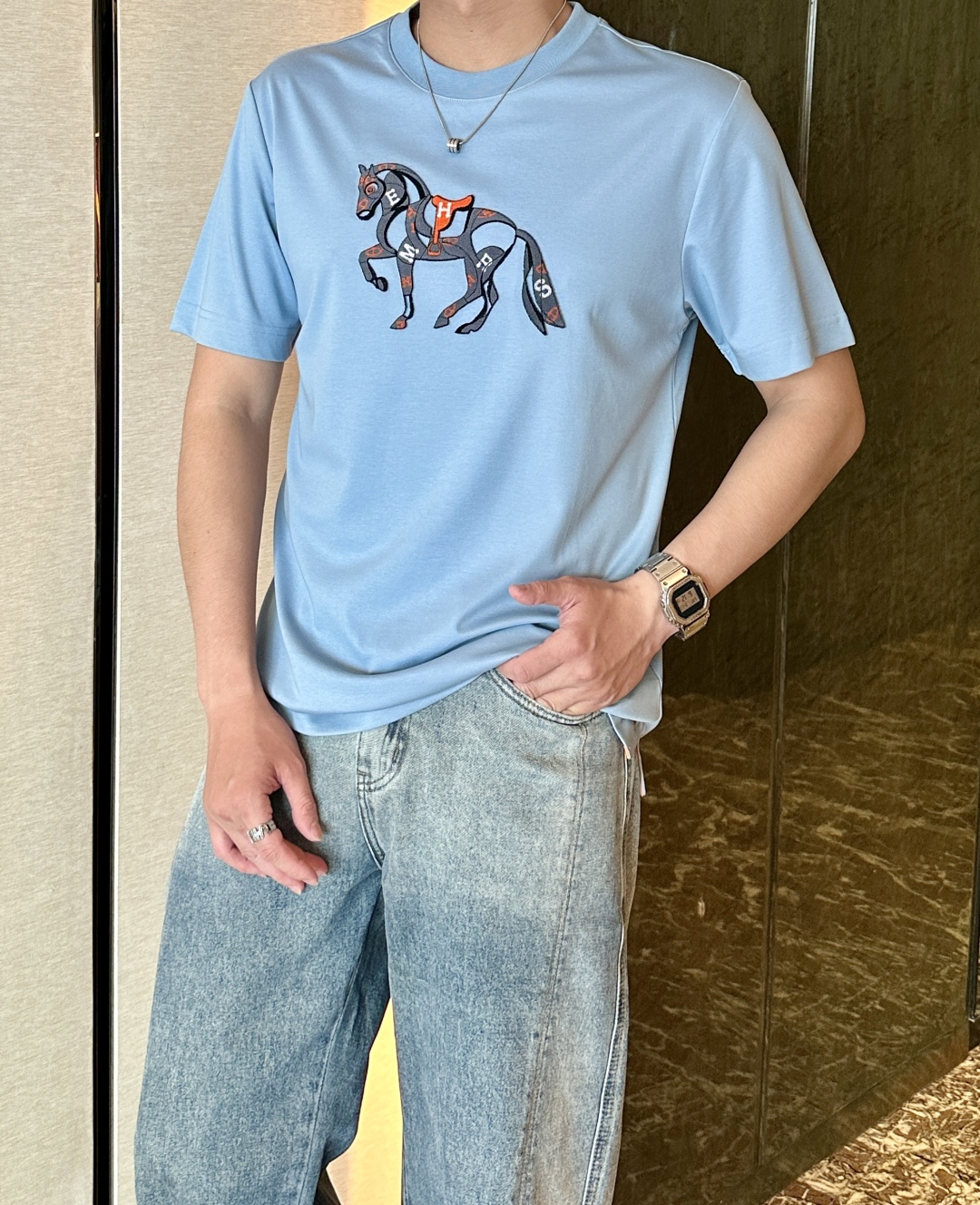 
H家 2025夏季新款 圆领短袖。牙刷刺绣工艺，法式优雅的灵动笔触。在时尚的万千景致中，H家以一贯的卓
