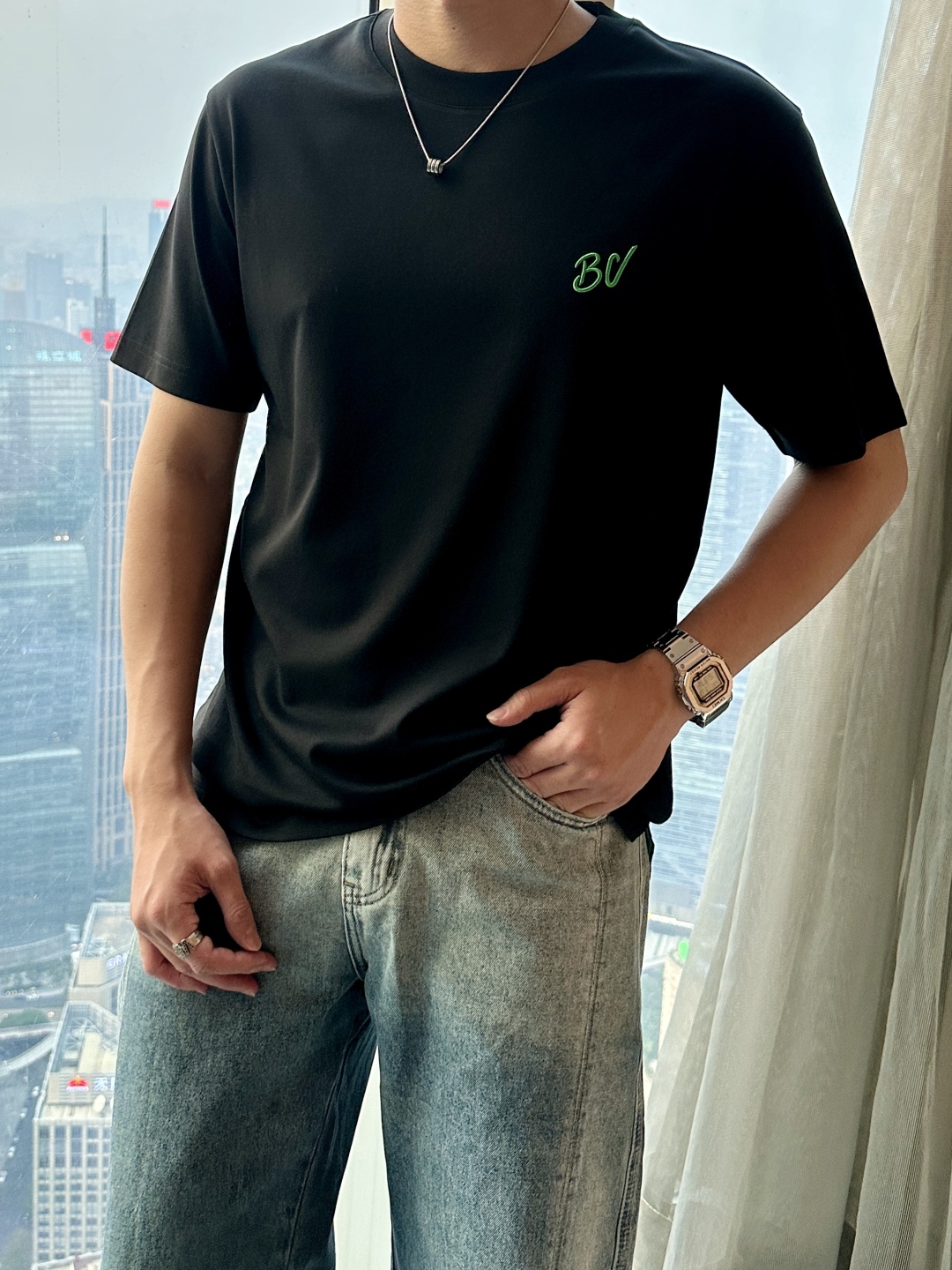 
BV家  2025 夏季最新款男士圆领短袖T桖，BV经典品牌logo刺绣设计，简约之中藏着奢华奥义，低