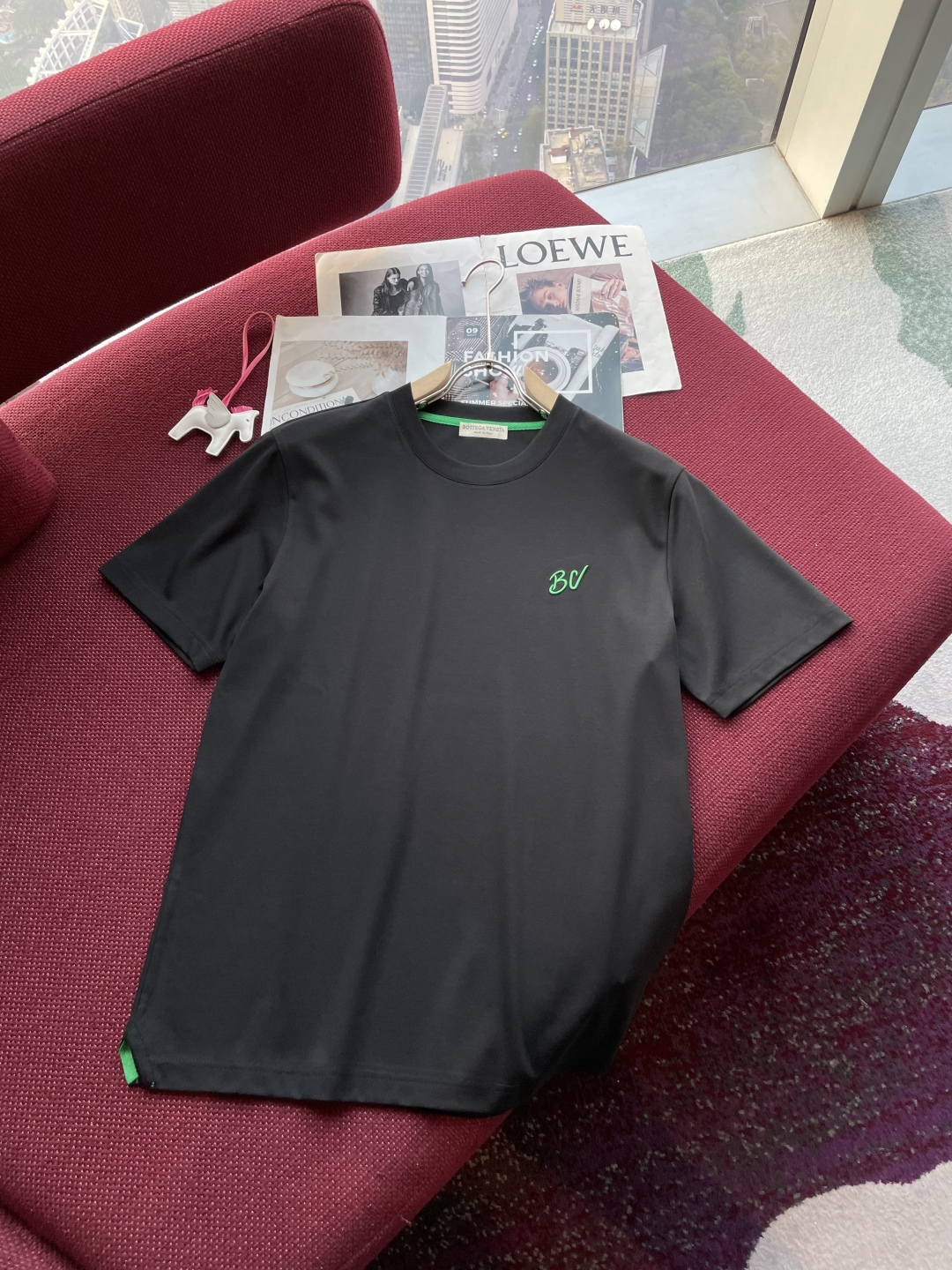 
BV家  2025 夏季最新款男士圆领短袖T桖，BV经典品牌logo刺绣设计，简约之中藏着奢华奥义，低