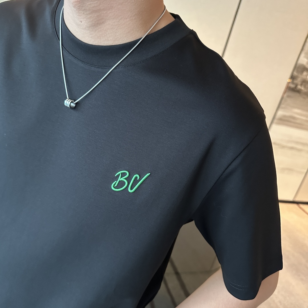 
BV家  2025 夏季最新款男士圆领短袖T桖，BV经典品牌logo刺绣设计，简约之中藏着奢华奥义，低