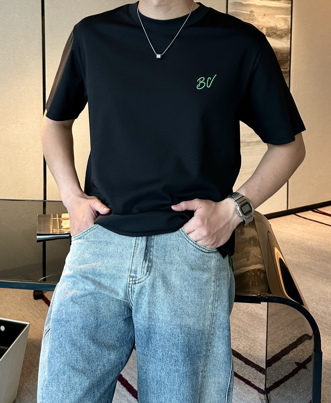
BV家  2025 夏季最新款男士圆领短袖T桖，BV经典品牌logo刺绣设计，简约之中藏着奢华奥义，低