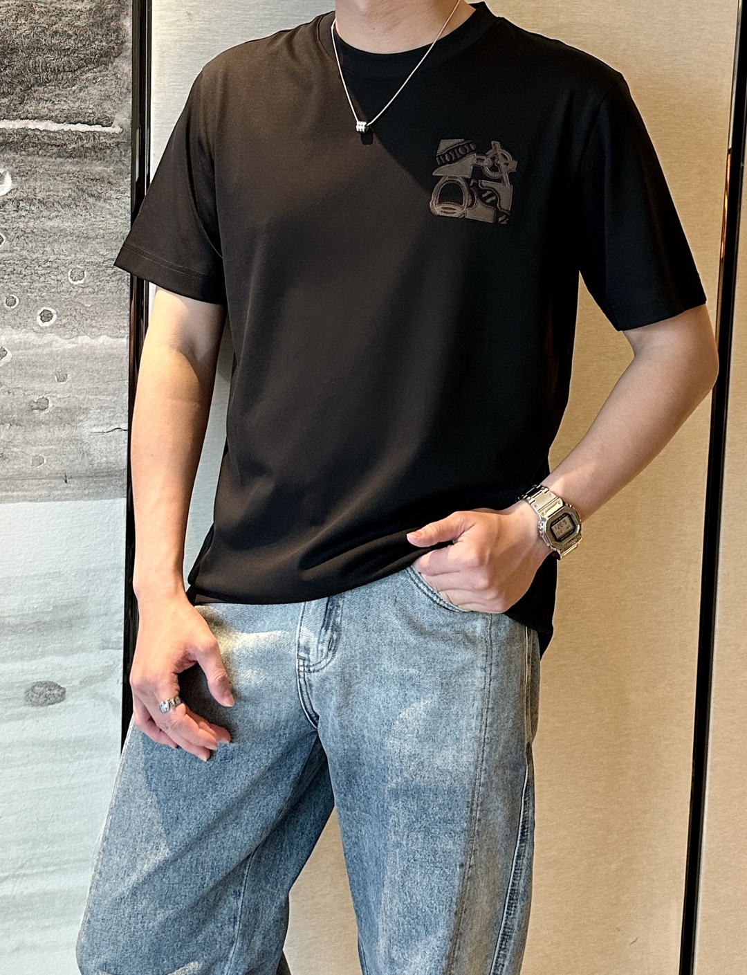 
H家 2025春夏新款  官网同步！男士圆领短袖T恤衫。独特新颖的H家标志 采用专业洗水皮设计，具有一