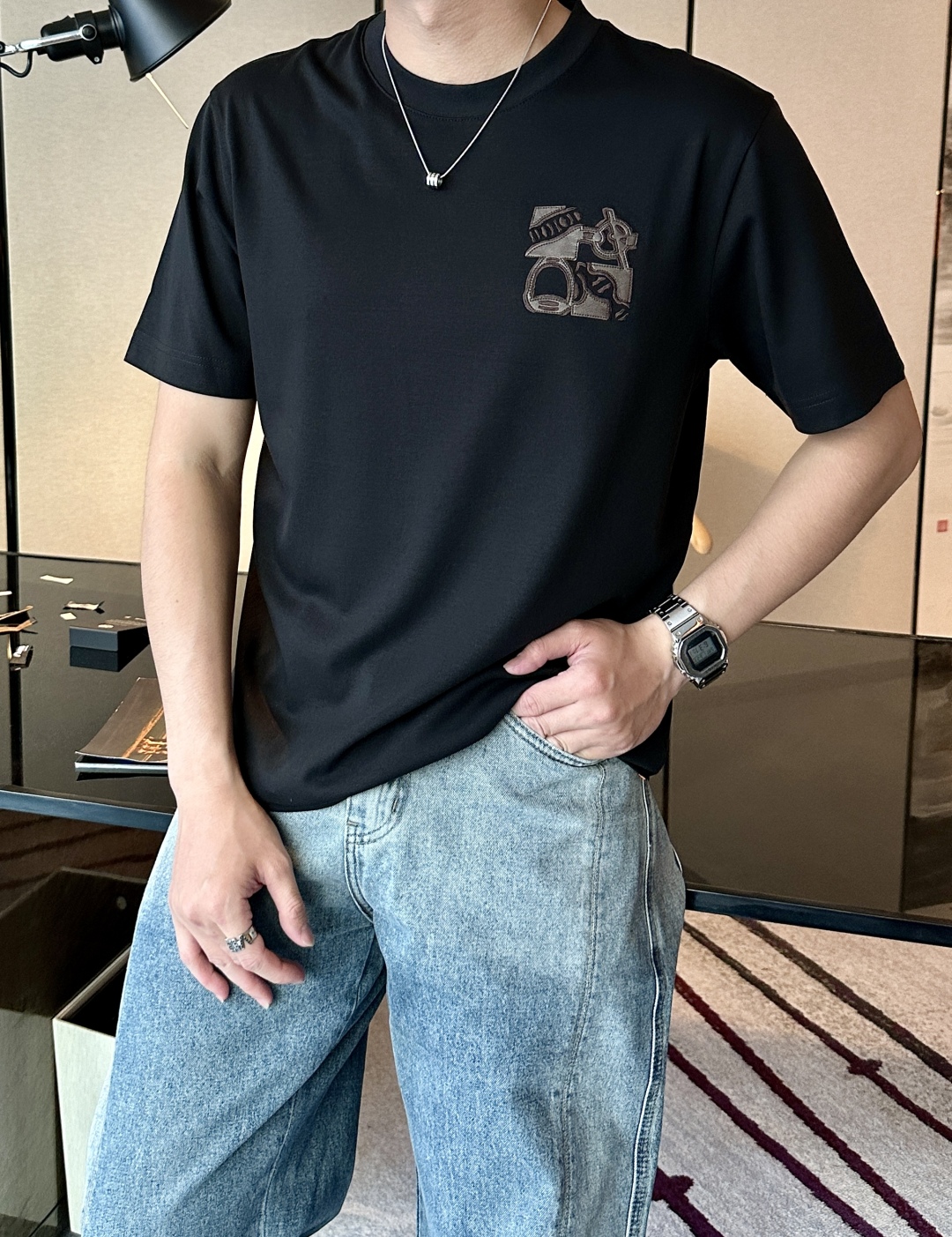 
H家 2025春夏新款  官网同步！男士圆领短袖T恤衫。独特新颖的H家标志 采用专业洗水皮设计，具有一