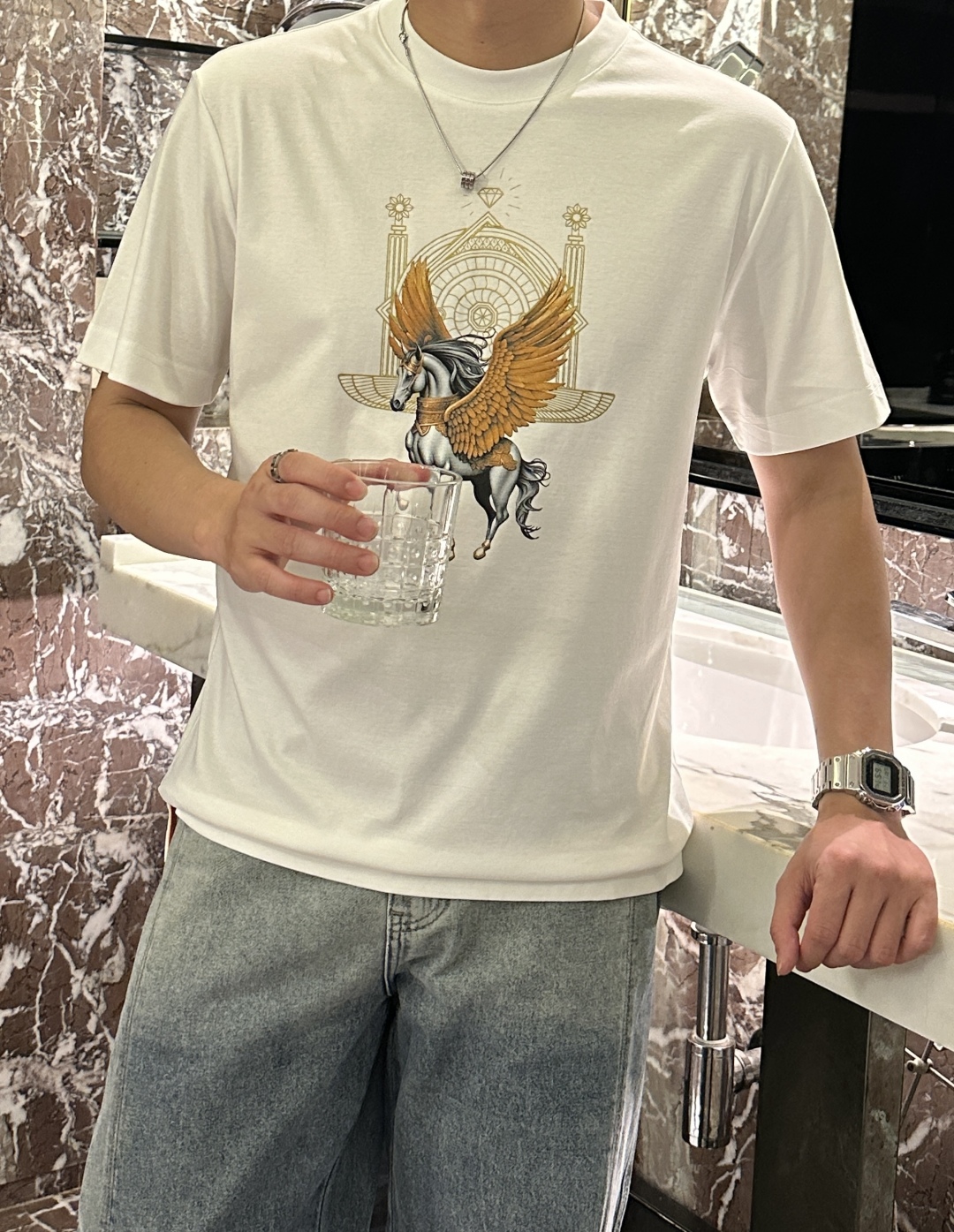 
H家 2025夏季新款  男士T恤  此款圆领设计、时尚大方！飞马行空图案 纵横驰聘、线条立体 超高清