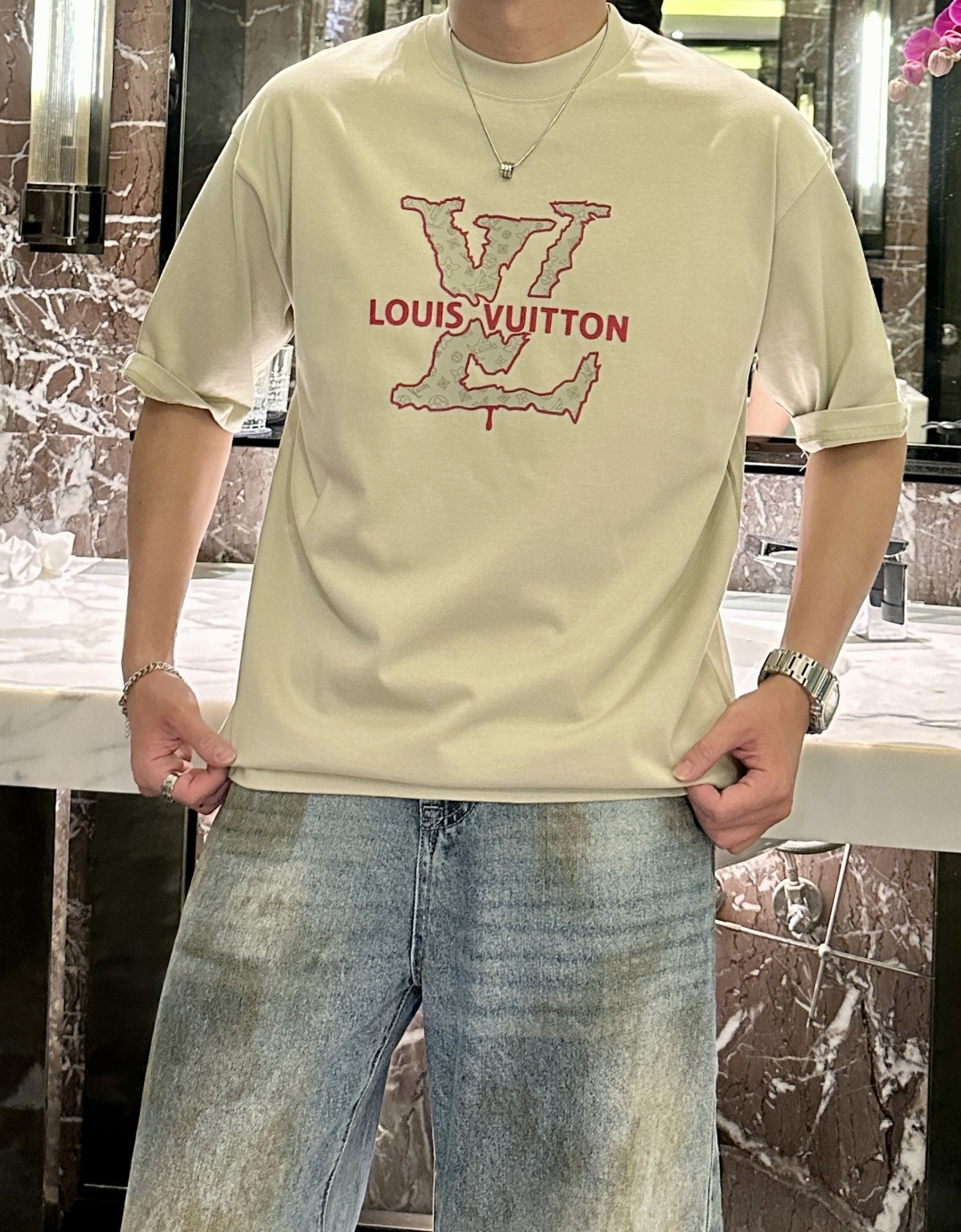 NO:550823,Lv 2025 spring and summer style/official website synchronization The fabric is made of heavy pure cotton combed cotton fabric, OS loose style, and the upper body style is super positive!  Everyday versatile, a must-have item for wardrobe!  Same model for men and women Size S-3XL (2 sizes larger in size) Size/part S M L XL 2XL 3XL Shoulder width 52 54 56 57 59 60 Clothes length 70 72.75.78.82.85. Bust 54 56.58.60.62.64. Sleeve length 24 26 27 28 29 30,,louis vuitton,alexander wang19860909Lv 2025春夏款/官网同步 面料采用重磅纯棉精梳棉面料,OS宽松版型,上身版型超正！日常百搭,衣橱必备单品！ 男女同款 尺码 S-3XL（版型偏大2个码） 码数/部位S M L XL 2XL 3XL 肩宽 52 54 56 57 59 60 衣长70 72.75.78.82.85. 胸围 54 56.58.60.62.64. 袖长24 26 27 28 29 30,,louis vuitton,alexander wang,Men's clothing