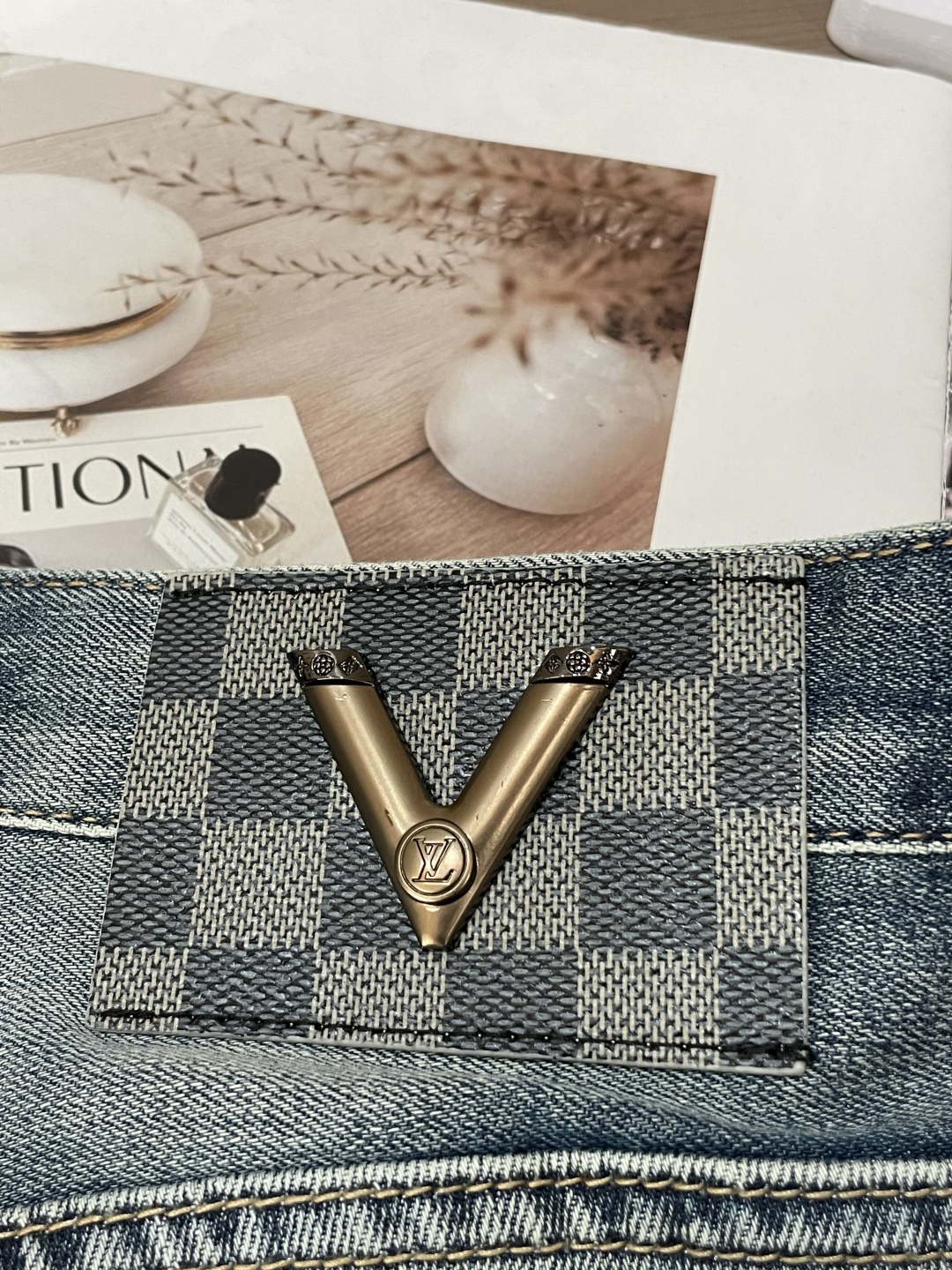 
Lv 2025春夏新款！高端订制修身商务直筒牛仔裤 原版五金辅料 日常商务休闲都完全适用的款，上身效果