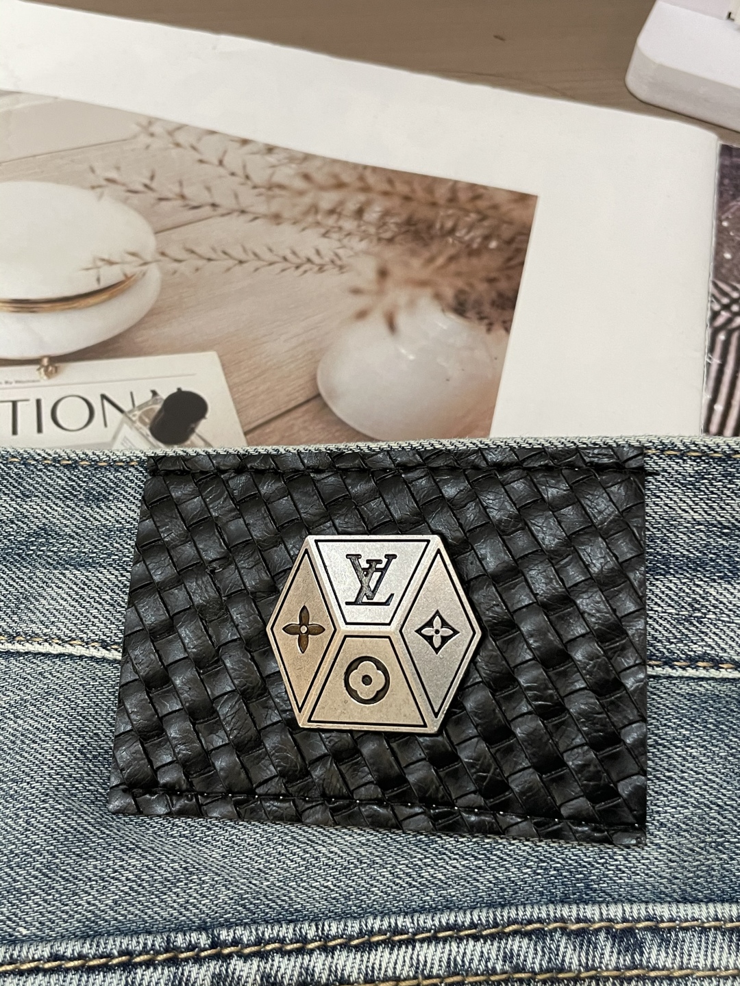 
Lv  2025春夏新款！高端订制修身商务直筒牛仔裤 原版五金辅料 日常商务休闲都完全适用的款，上身效