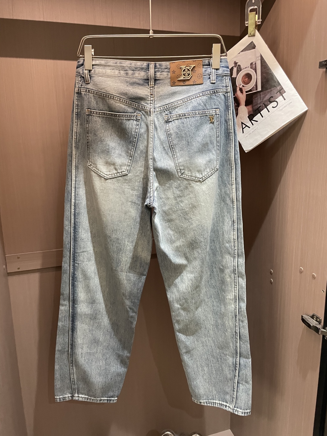 
Lv 2025春夏新款！高端订制修身商务直筒牛仔裤 原版五金辅料 日常商务休闲都完全适用的款，上身效果