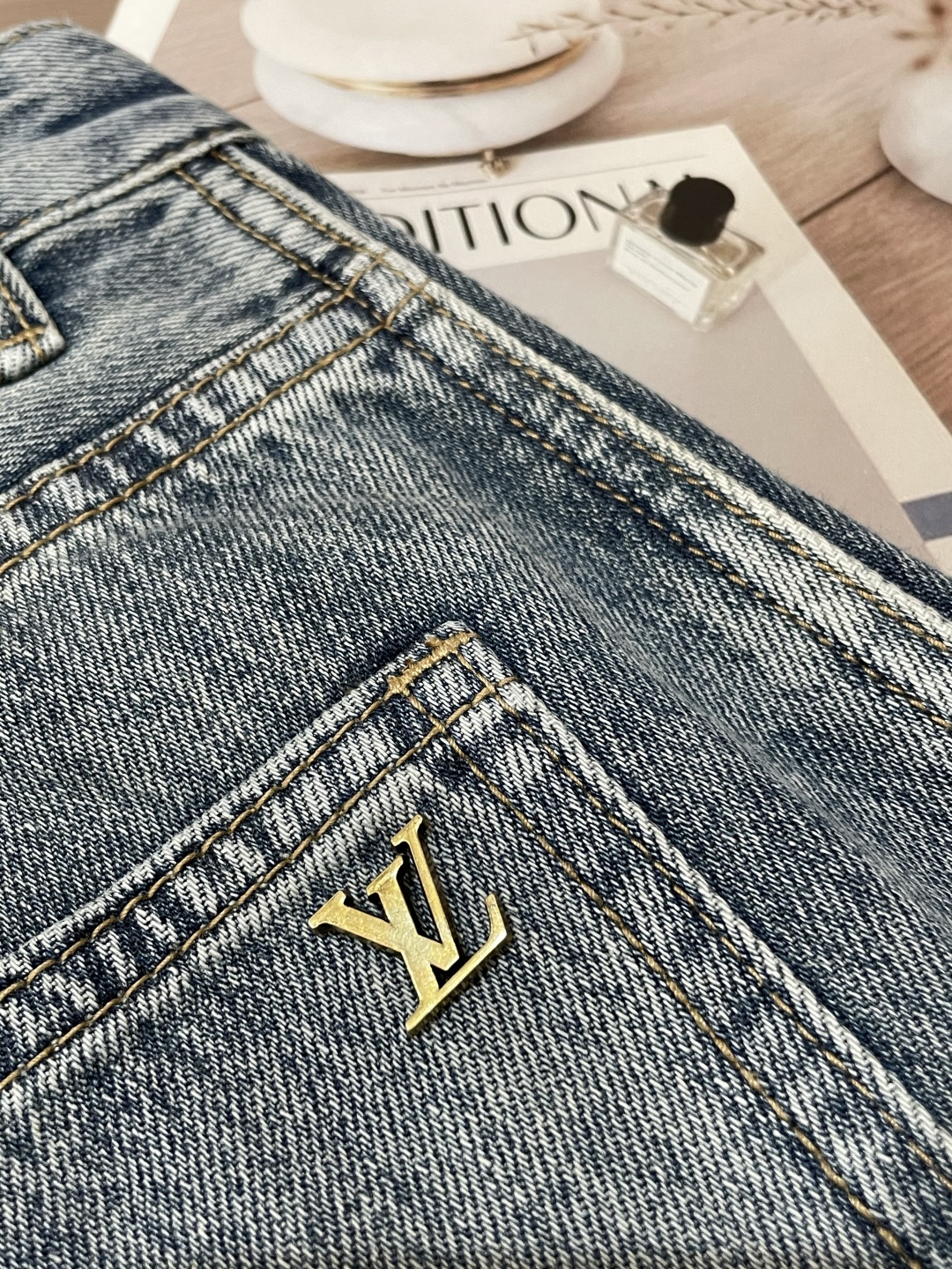 
Lv 2025春夏新款！高端订制修身商务直筒牛仔裤 原版五金辅料 日常商务休闲都完全适用的款，上身效果