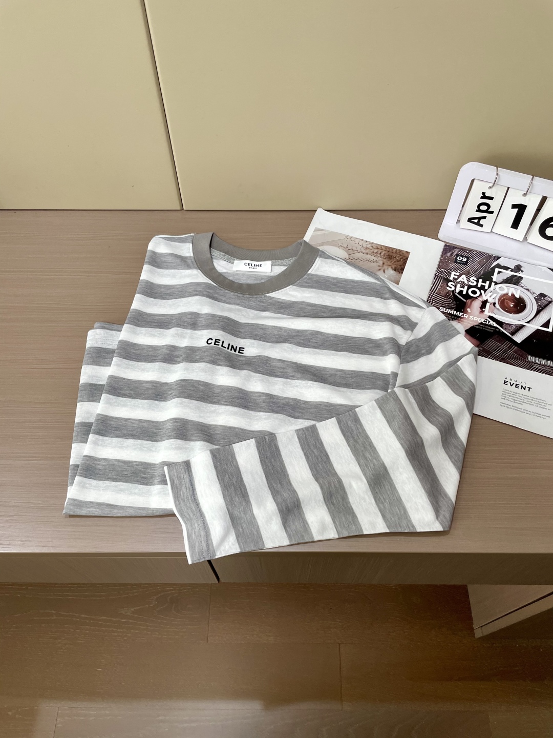
Celine 2025春夏新品长袖T恤，将简约与时尚精妙融合。灰白条款低调优雅，蓝白条款经典大气，皆以